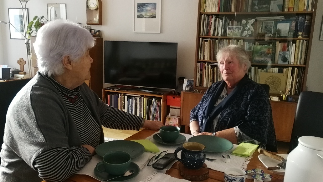 Doris, rechts, erzählt aus ihrer Schulzeit in Grötzingen und Nürtingen ab 1943 und bis in die 1950er Jahre hinein in Stuttgart am Mörike Gymnasium.
