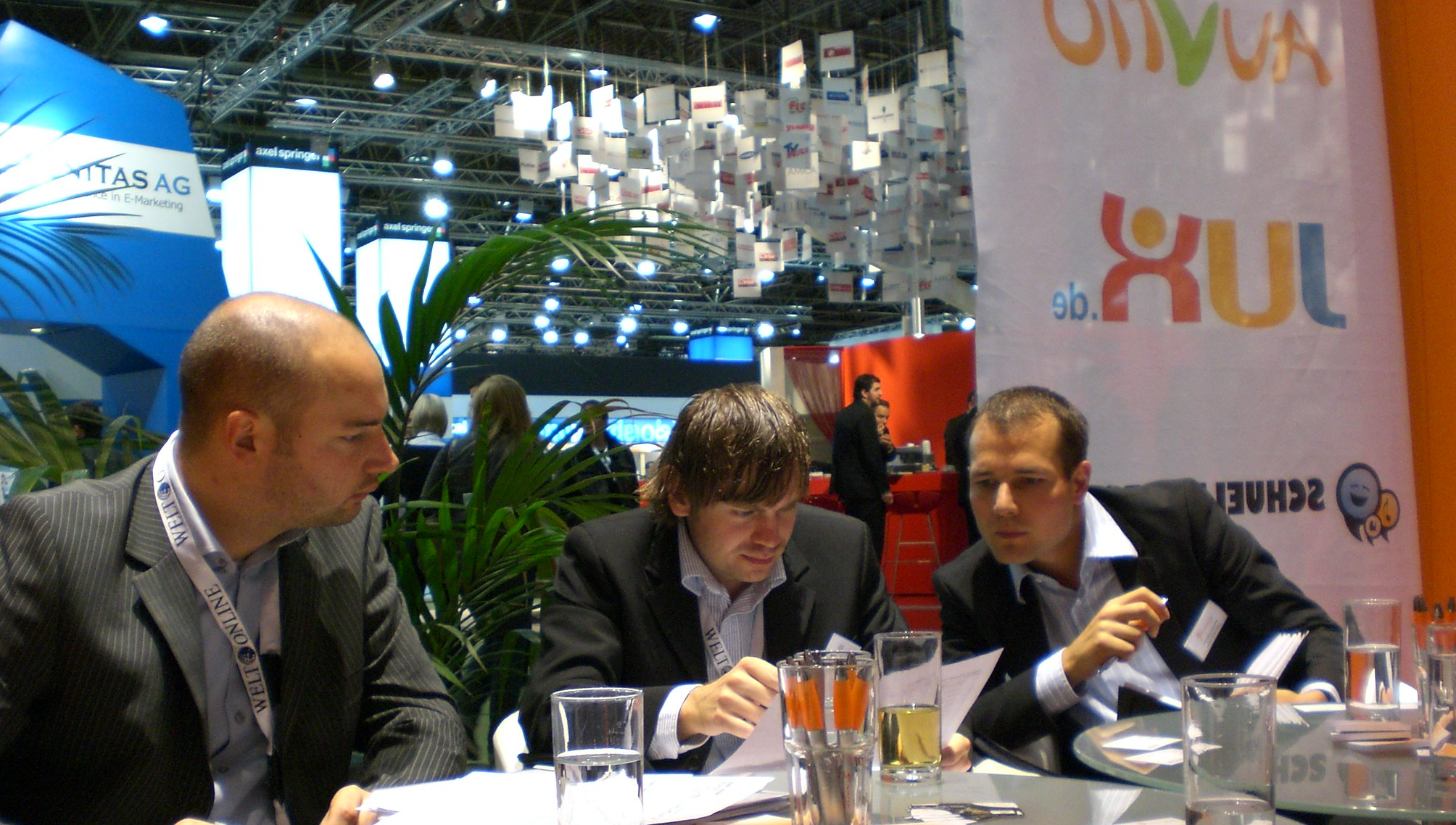Unister-Gründer Thomas Wagner um 2008 auf der Dmexco-Messe. Links und rechts die langjährigen Unister-Führungskräfte Christian Uhlig (Marketing) und Christian Schmidt (Unister Media).