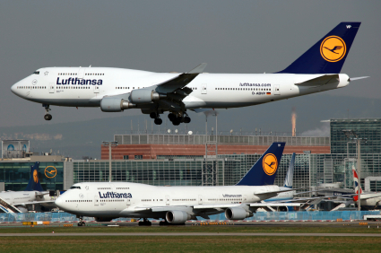 Die Krise der Lufthansa ist eine Krise, die erheblich durch eine komplett verfehlte Politik der deutschen Bundesregierung aus CDU und FDP herbeigeführt wurde - durch eine chaotische Infrastrukturpolitik, Energiepolitik, Steuerpolitik und Umweltpolitik.