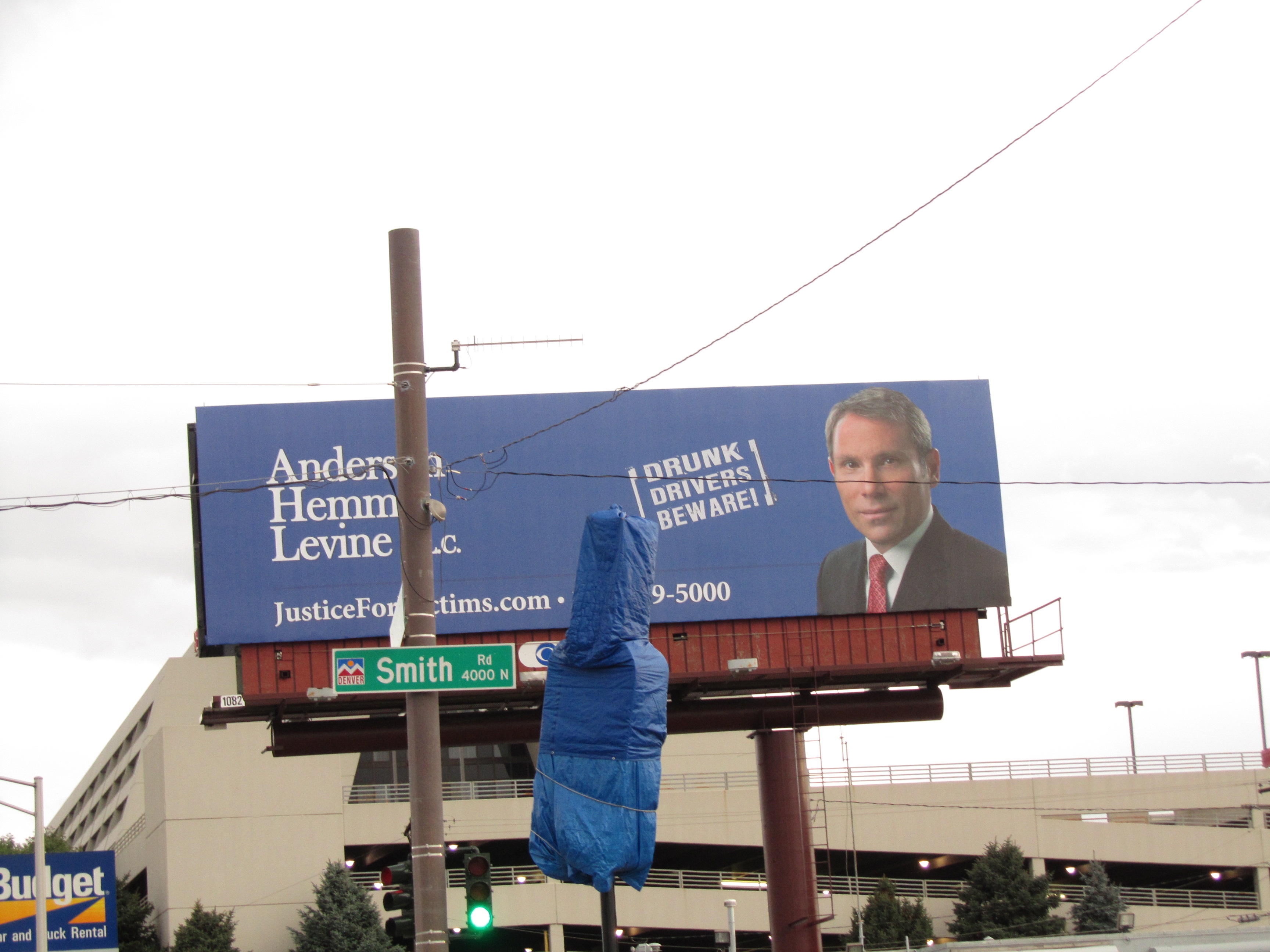 Werbeplakat für einen Anwalt in der US-Stadt Denver, Colorado.