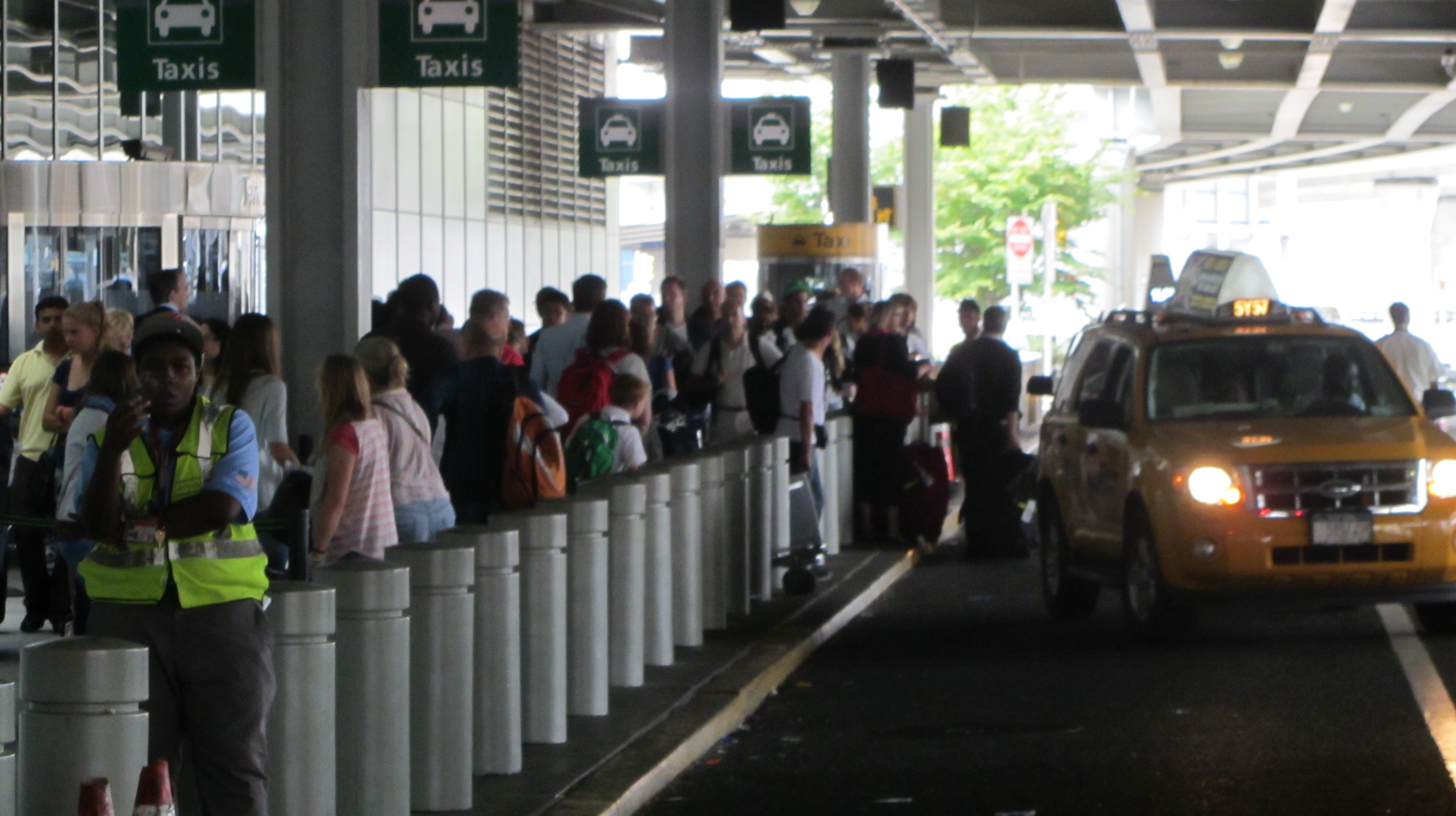 Chaos am Flughafen JFK in New York. Wer weltweit unterwegs ist, dem passiert auch mal was.