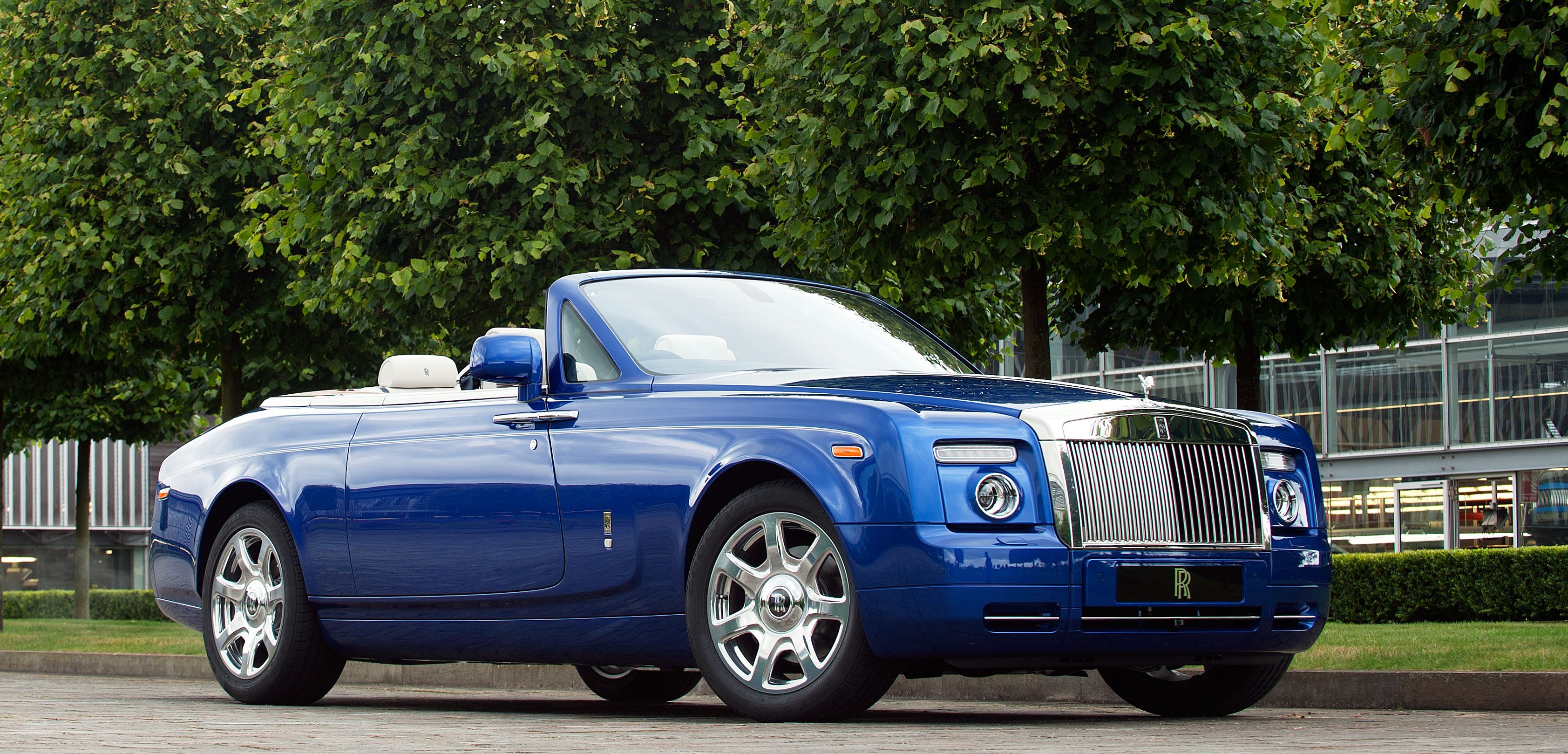 Rolls Royce steht immer noch für das Luxus-Auto schlechthin. Doch vielen ist es auch zu britisch, zu protzig, zu aufdringlich.