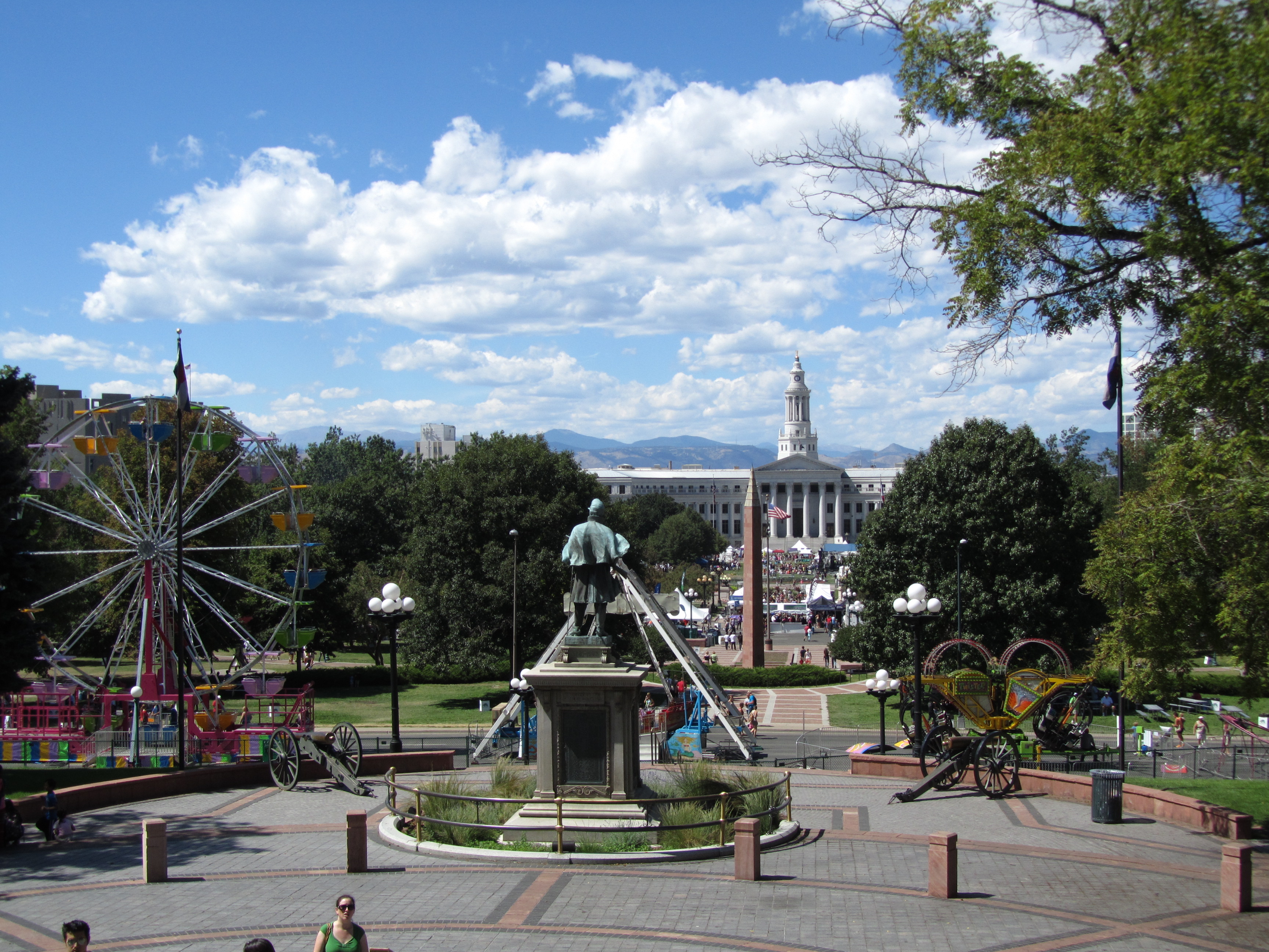 In den USA stehen tausende Häuser, Villen, Ranches und Ländereien billig zum Verkauf. Hier Denver vor den Rocky Mountains. Die Stadt ist viel schöner als ihr Ruf.