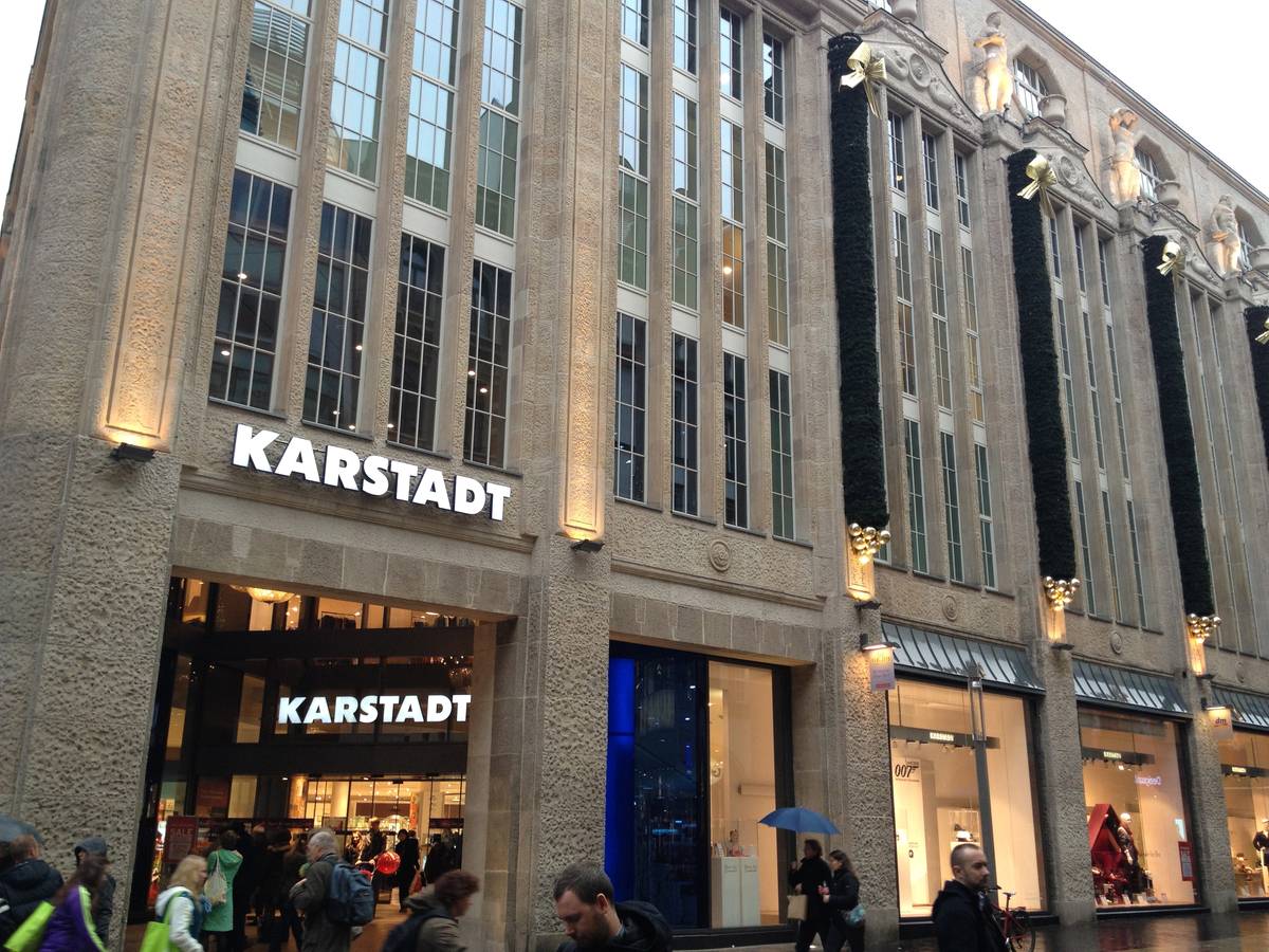 Karstadt in Leipzig  mit Weihnachtsschmuck im Oktober