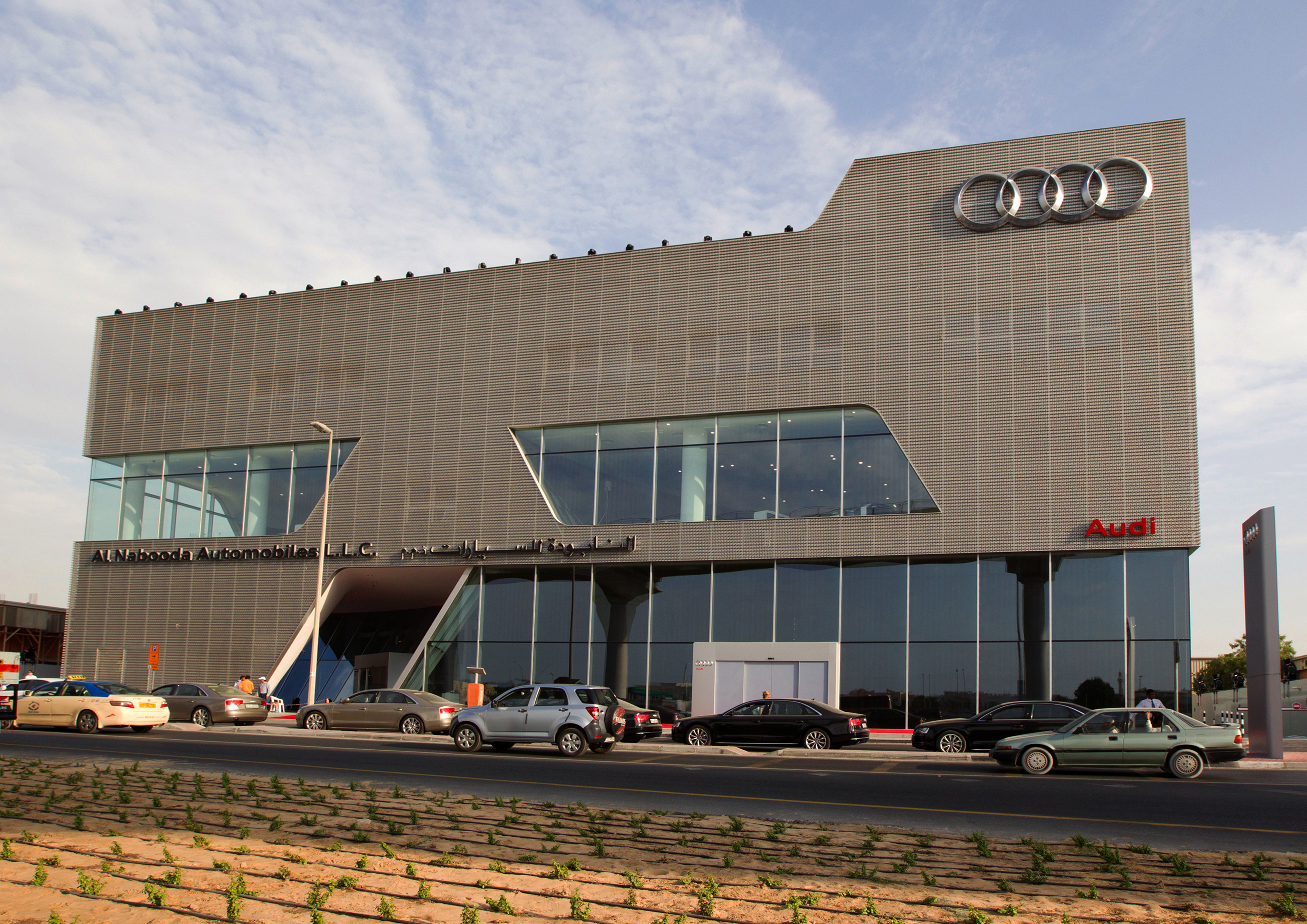 Audi expandiert - in Asien, aber auch in Arabien. In Dubai wurde Ende November 2012 der weltweit größte Audi-Schauraum eröffnet (Foto).