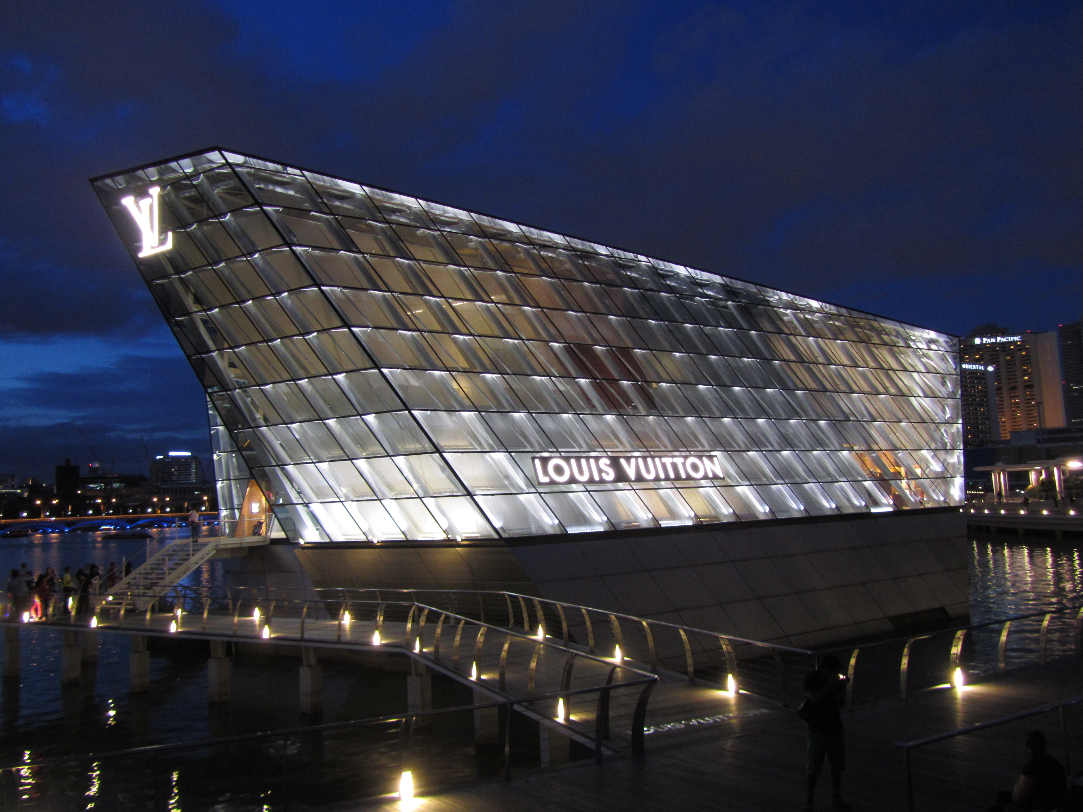Längst sind auch teure Kleidermarken online manchmal günstiger zu bekommen. Hier der Louis Vuitton Shop in exklusivster Lage in Singapore.
