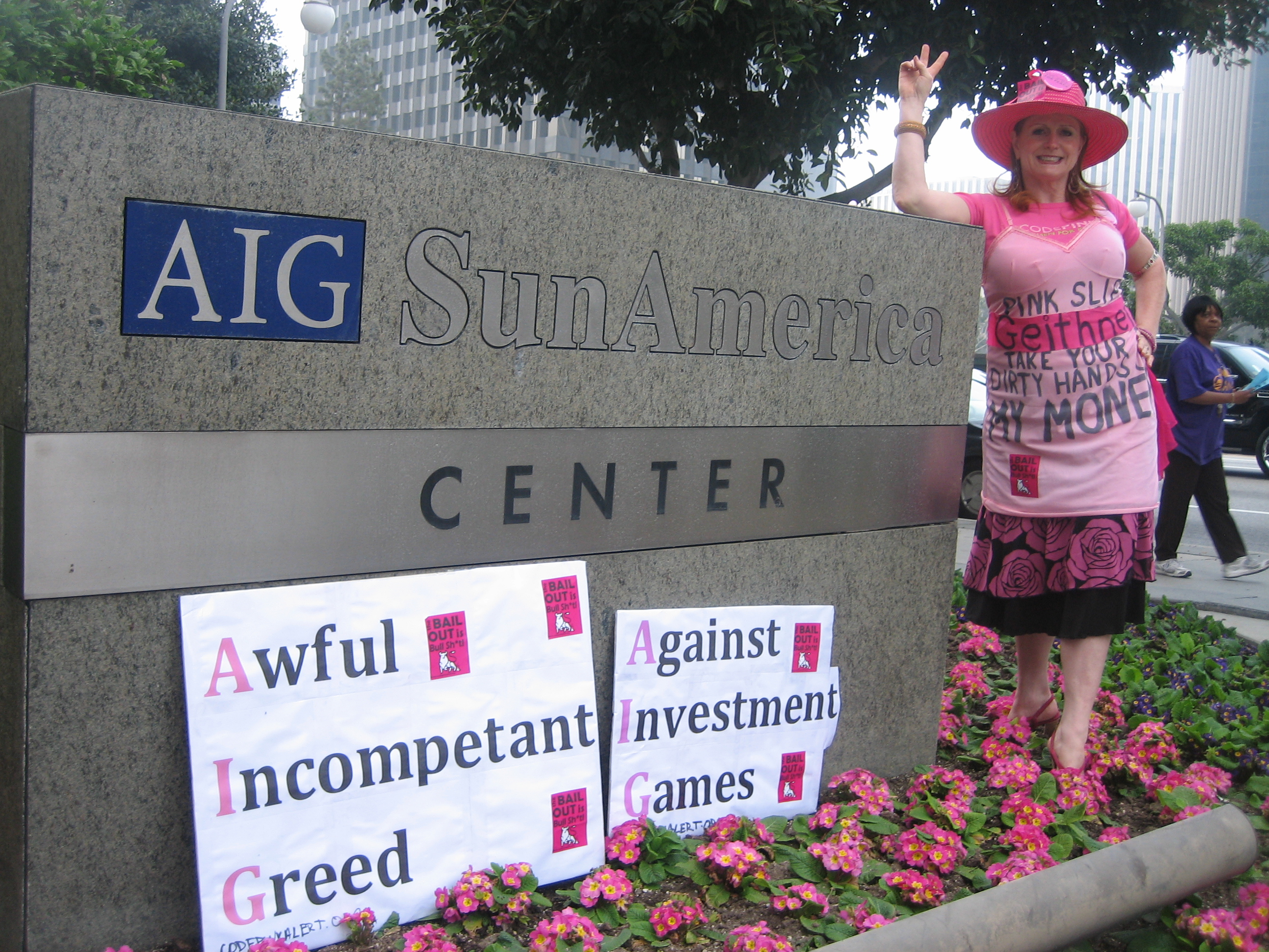 AIG - seit Jahren in der Diskussion. Ohne Steuergelder wäre das Versicherungs-Konglomerat längst in Konkurs gegangen. Hier demonstriert Jodie Evans von der Bürgergruppe CODEPINK gegen die umfangreichen AIG bailout bonuses in Los Angeles im Jahr 2009.
