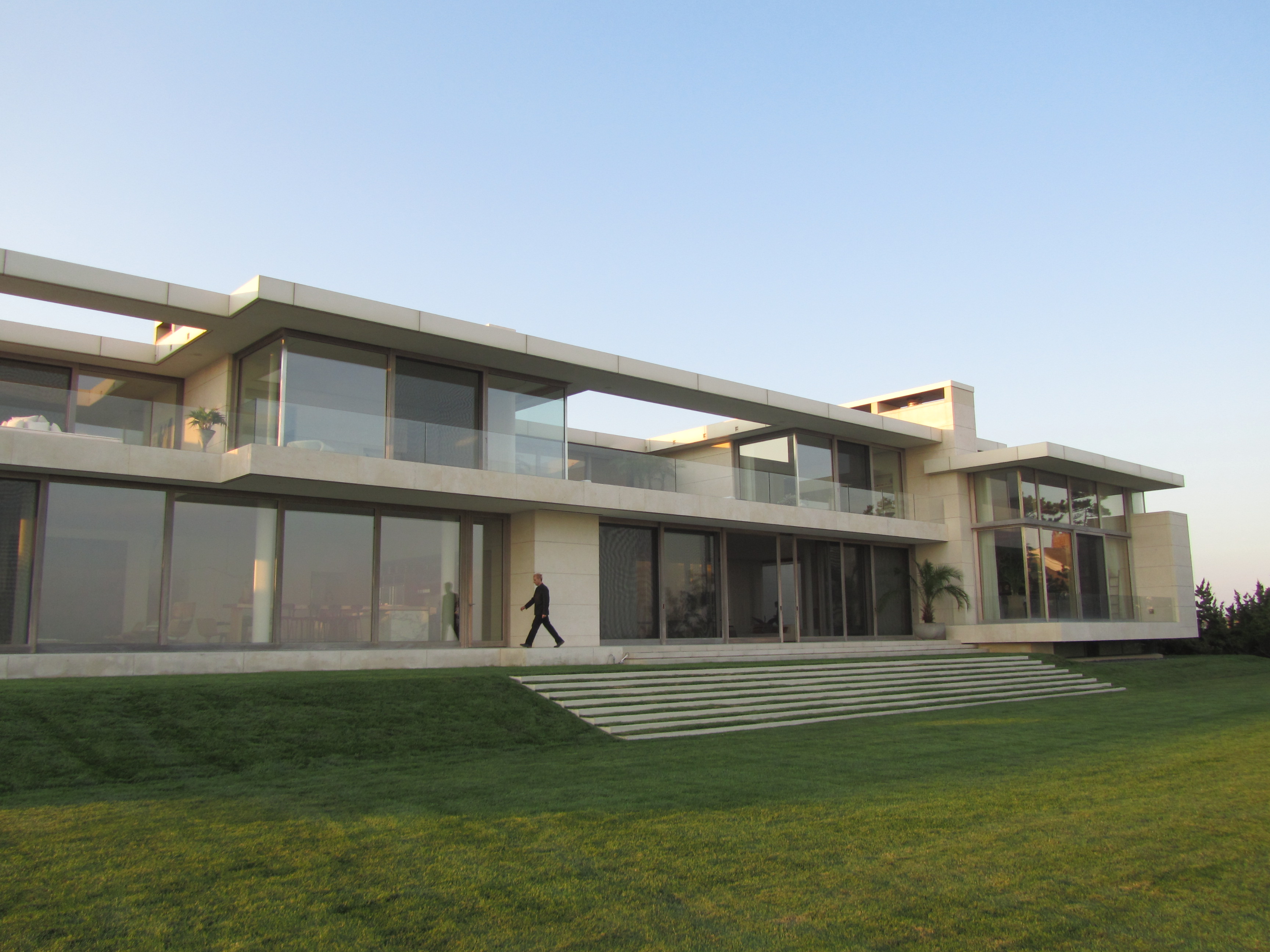 Private 80 Mio. Dollar Villa auf Long Island bei New York. Solche modernen Häuser sind auch gut gegen Hochwasser oder Sturm geschützt.
