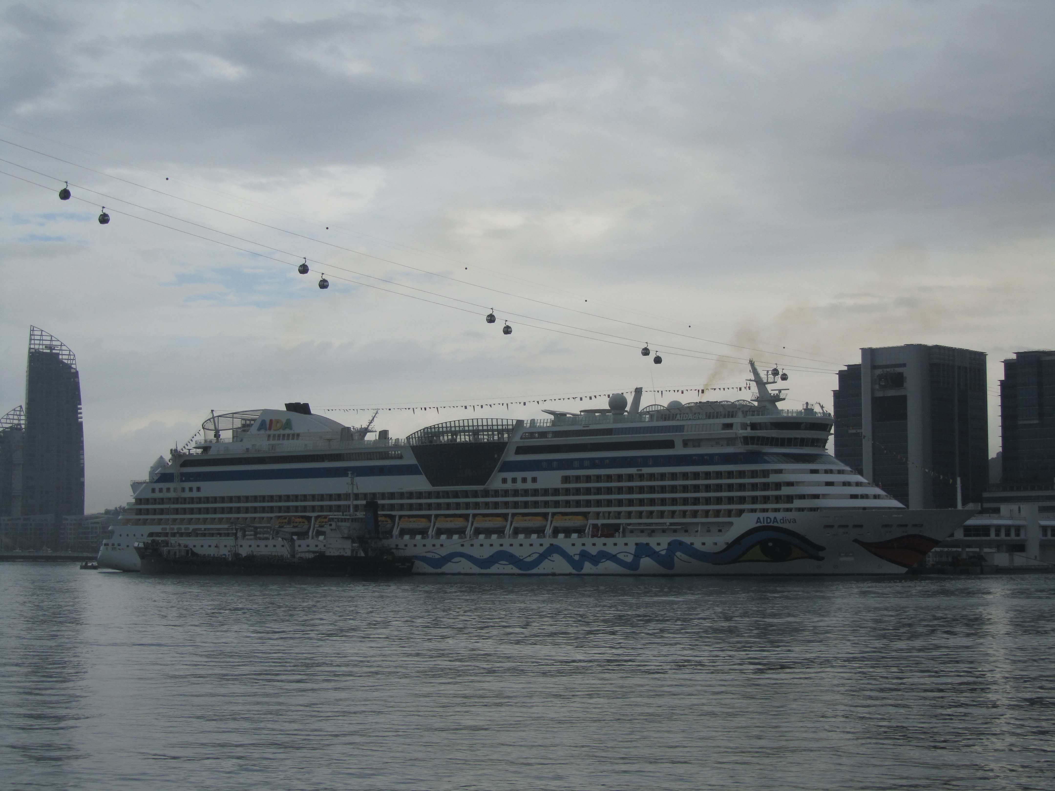 Grundsätzlich sind Kreuzfahrten sicher. Große Aufregung gibt es jedoch, läuft etwas schief. Wie jetzt in der Karibik bei Carnival Cruises. Das Bild zeigt die deutsche Reederei AIDA im Hafen von Singapore.