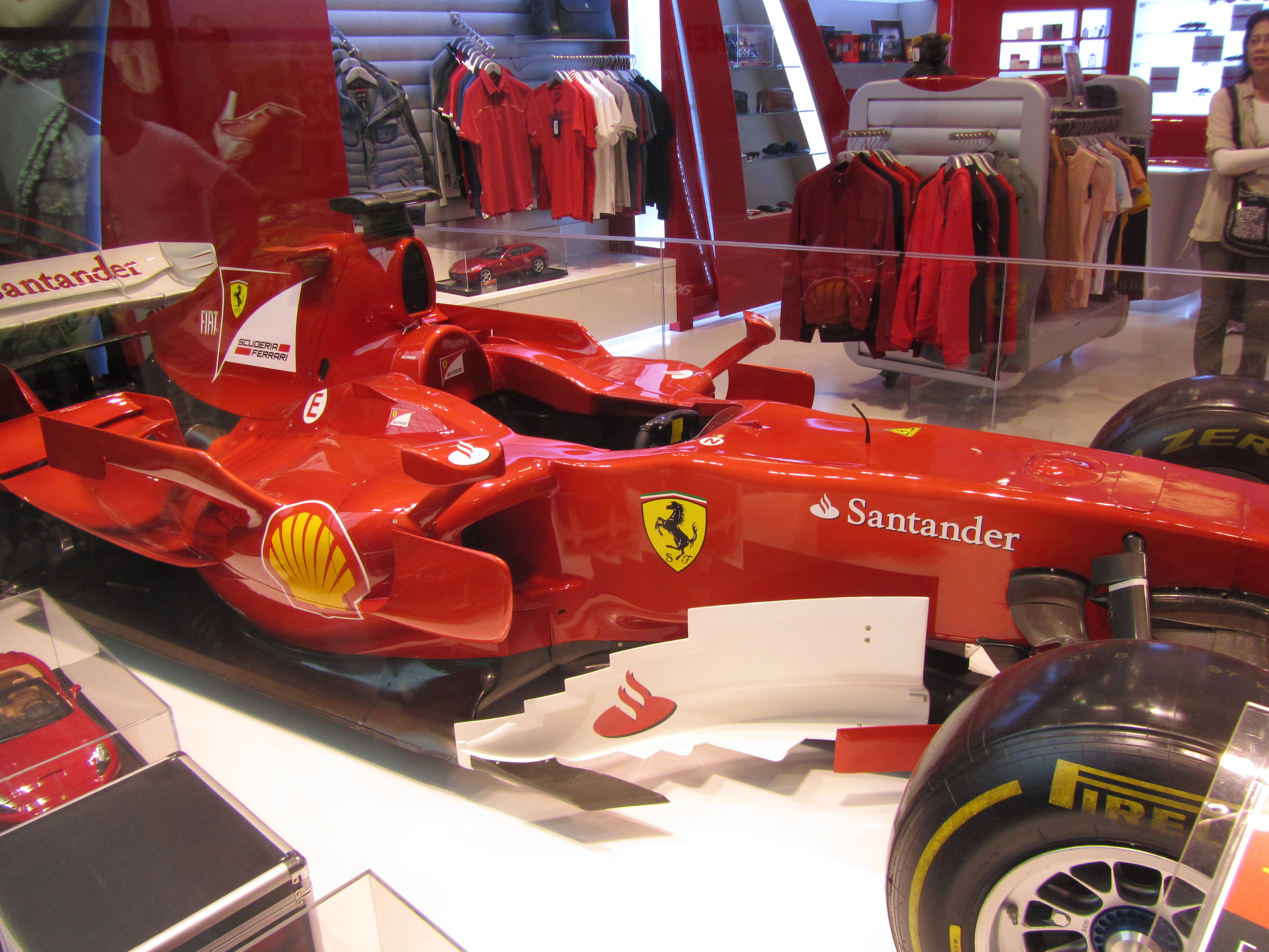 Ferrari macht es vor: Hier mit einem Ferrari-Shop in der Shopping Mall des im Jahr 2010 eröffneten Hotels Marina Bay Sands in Singapore.