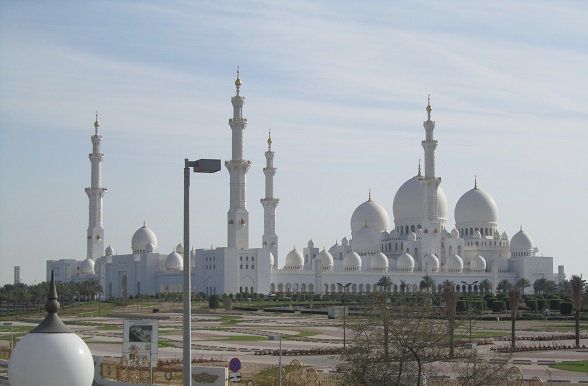 Weltweit gehört die Große Moschee von Abu Dhabi zum edelsten im Reich der Muslime. Alleine ihr Bauwert dürfte in die Milliarden Euro gehen.