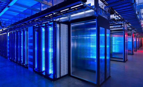 Server-Raum von Facebook. Hier wird alles von allen bis in alle Ewigkeit gespeichert.