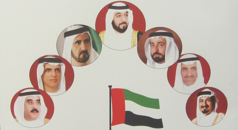 Die Herren wissen wie man sich hierarchisch in Szene setzt: Die Herrscher der Vereinigten Arabischen Emirate. Der Scheich ganz oben ist der mit absolutistischer Macht ausgestattete Monarch von Abu Dhabi. Links darunter ist der Herrscher von Dubai abgebildet.