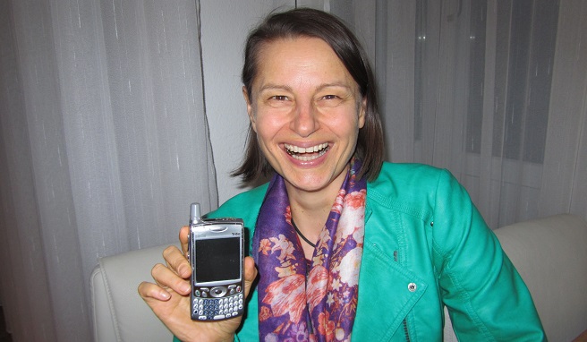 Dr. Gabriele Alpers aus Karlsruhe zeigt stolz ihr palmOne treo aus dem Jahr 2003.