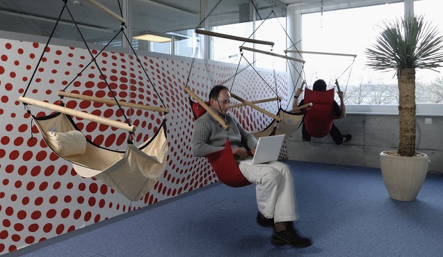 Ein Google-Entwickler in der Google-Depandance in Zürich: Schaukeln für die Kreativität.