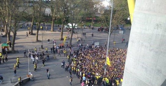 Schlange stehen vorm SIGANL IDUNA PARK, das Bundesliegaspiel Dortmund gegen FC-Bayern