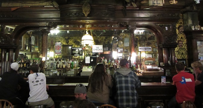 Konsum auf Kredit: In den USA ist das Alltag. Hier eine der drei ältestens Bars in den USA - aus dem Jahr 1870 in den Rocky Montains.