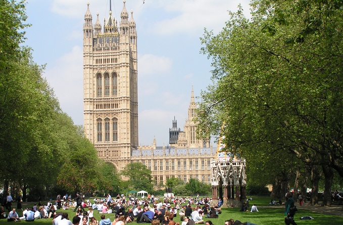 Jugendliche sitzen vor dem britischen Parlament.