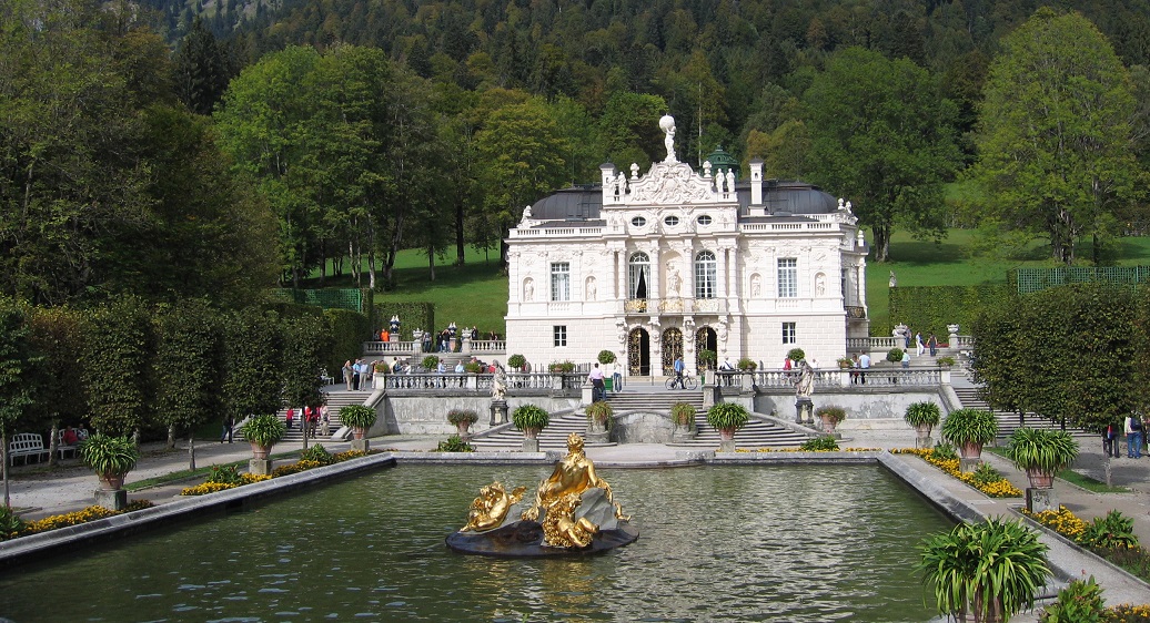 Neben Geschäftsreisenden gehören Touristen zu den wichtigsten Gästen in Hotels. Besonders beliebt bei Touristen ist neben Berlin die bayerische Hauptstadt München. Für viele ist das Ausgangspunkt zu einer Schlössertour in Bayern. Besonders beliebt: Traumschlösser von König Ludwig II. Hier Schloss Linderhof.