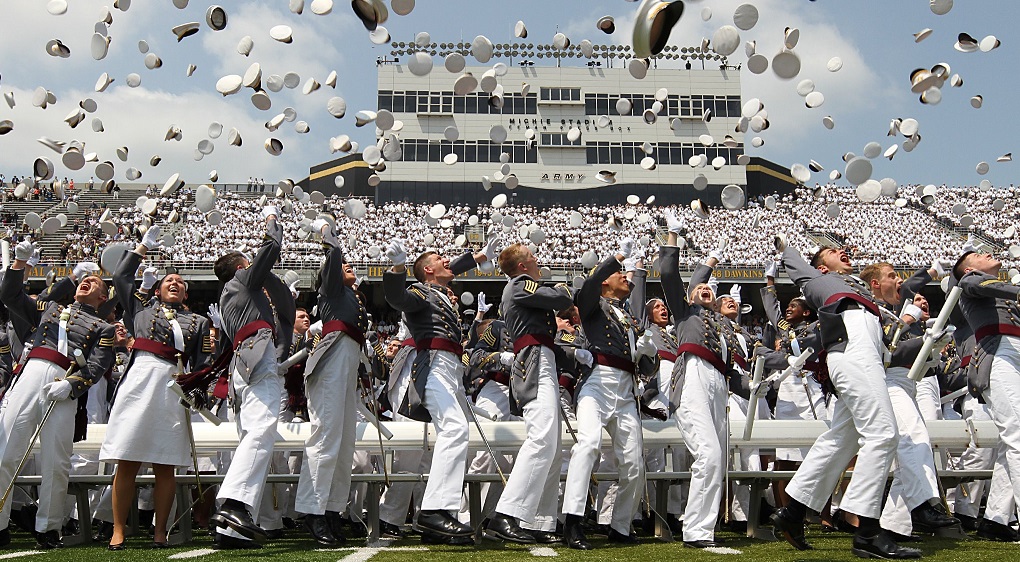 Kadetten-Absolventen der United States Military Academy at West Point, New York, feiern die bestandene Abschlussprüfung.