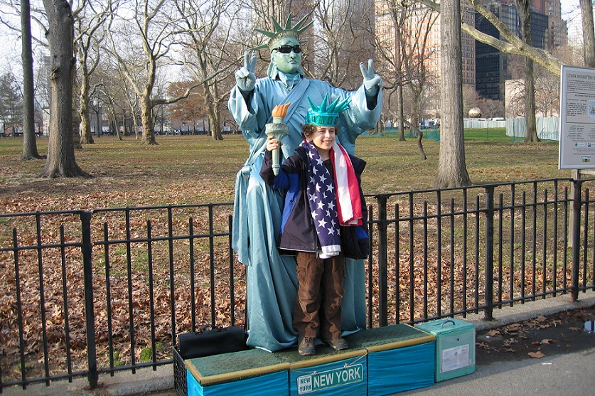 Die Freiheitsstatue in New York ist auch Vorbild für zahlreiche Straßenkünstler weltweit.