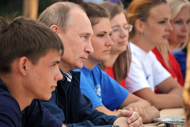 Inflation ist zu hoch sagt Russlands Präsident Wladimir Putin. Hier mit russischen Schülern aus Gogland Island.