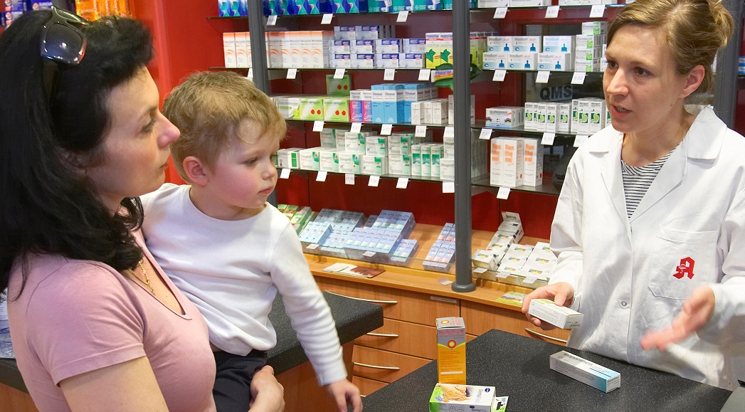 Eine Apothekerin berät eine Kundin. Ausführlichere Gespräche könnten künftig Geld kosten, schlägt der Apothekerverband nun vor.