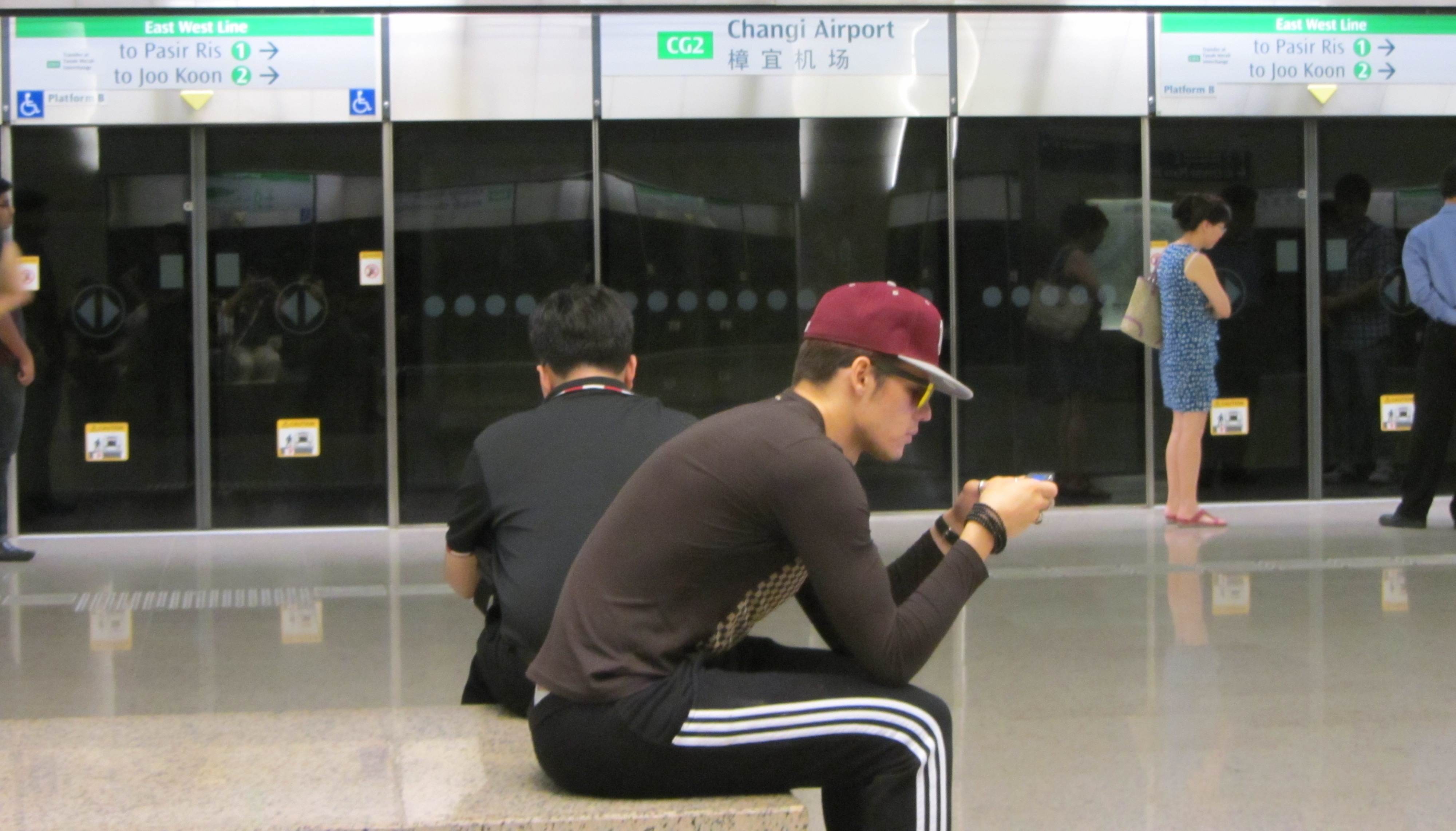 Wer im Urlaub ist, muss auf die Handykosten achten. Am besten man erkundigt sich vorher bei seinem Mobilfunk-Anbieter nach der günstigsten Option oder weicht auf ein 2. Handy bei einem Discount-Anbieter aus.