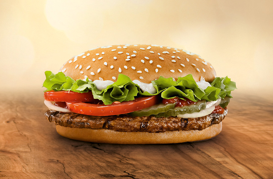Burger King versucht sich durch weniger Fett von Mac Donalds abzusetzen.