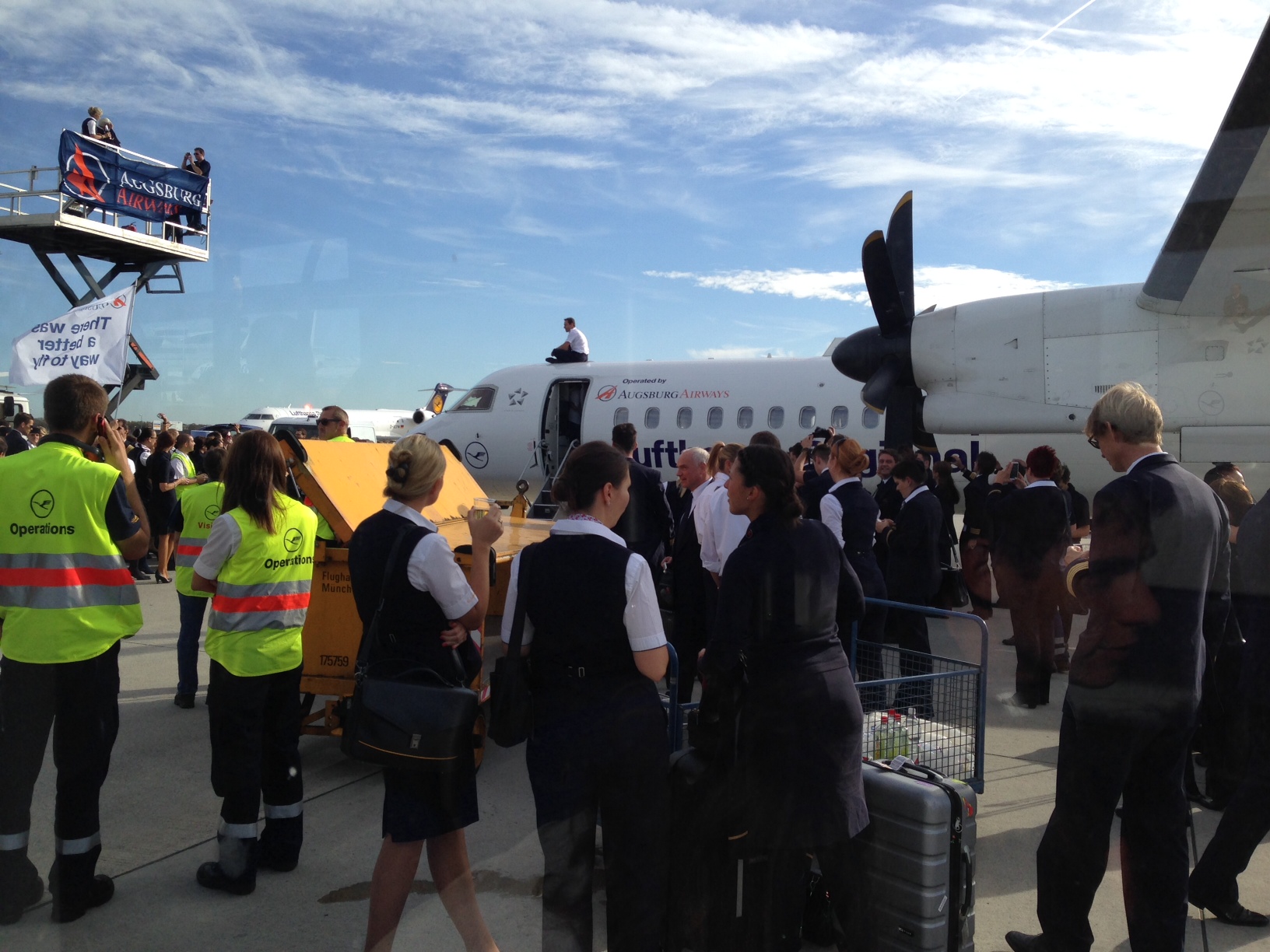 Trauer um das Ende einer großen und bekannten Regionalfluggesellschaft: Augsburg Airways. Hier ein Foto vom Abschied am 26.10.2013