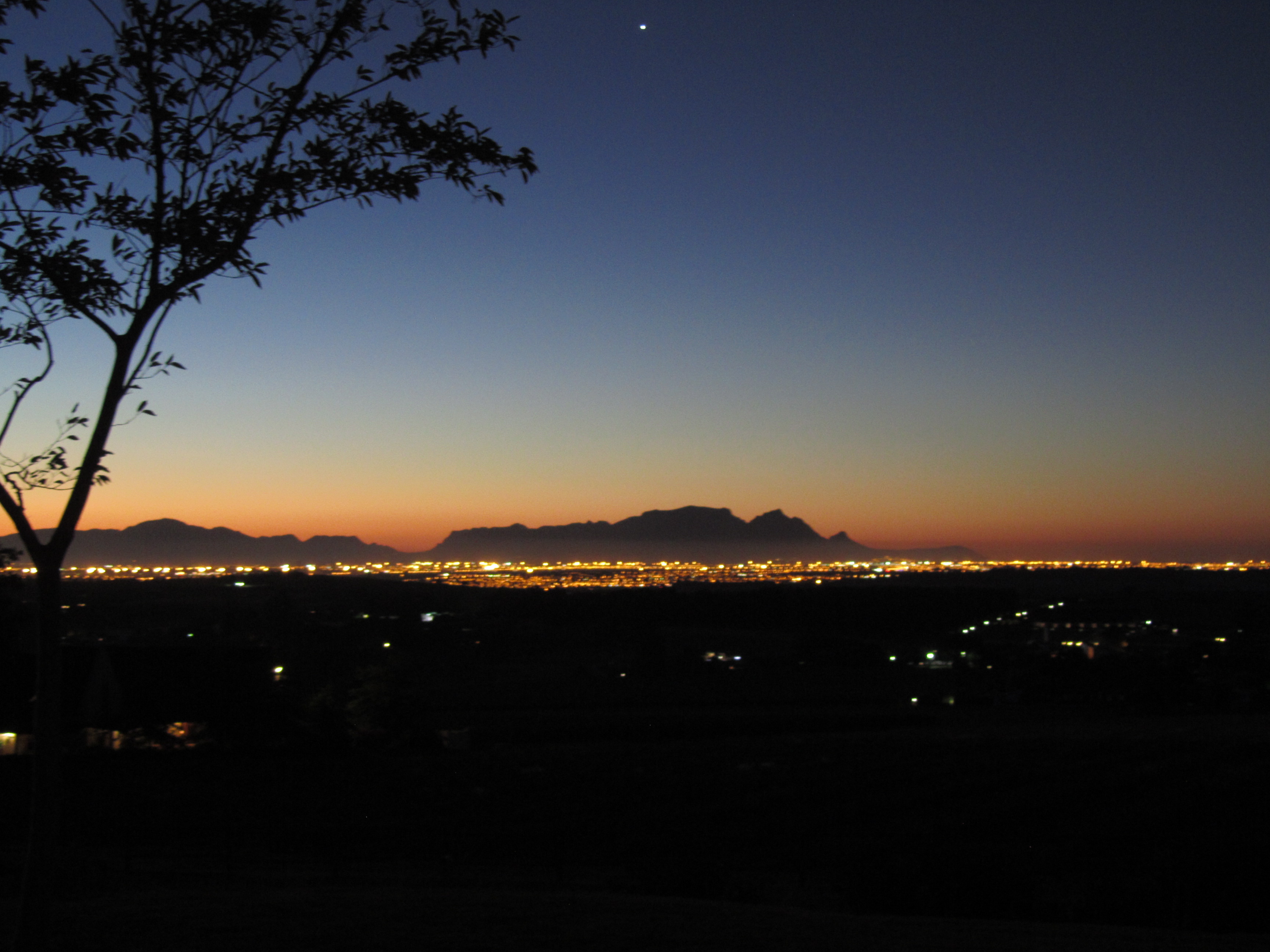 Mandela ist in der Abenddämmerung Südafrikas am 5. Dezember 2013 verstorben. Die Welt trauert um einen ganz Großen.