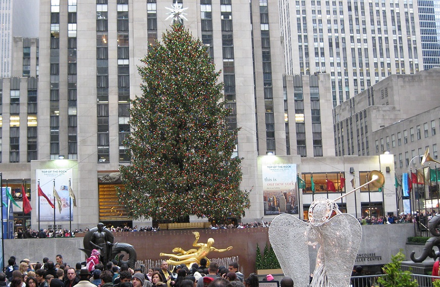 Die globale Weihnachts-Industrie läuft auch Hochtouren. Hier der berühmte Weihnachtsbaum vor dem Rockefeller-Center in New York an der Fifth Avenue.