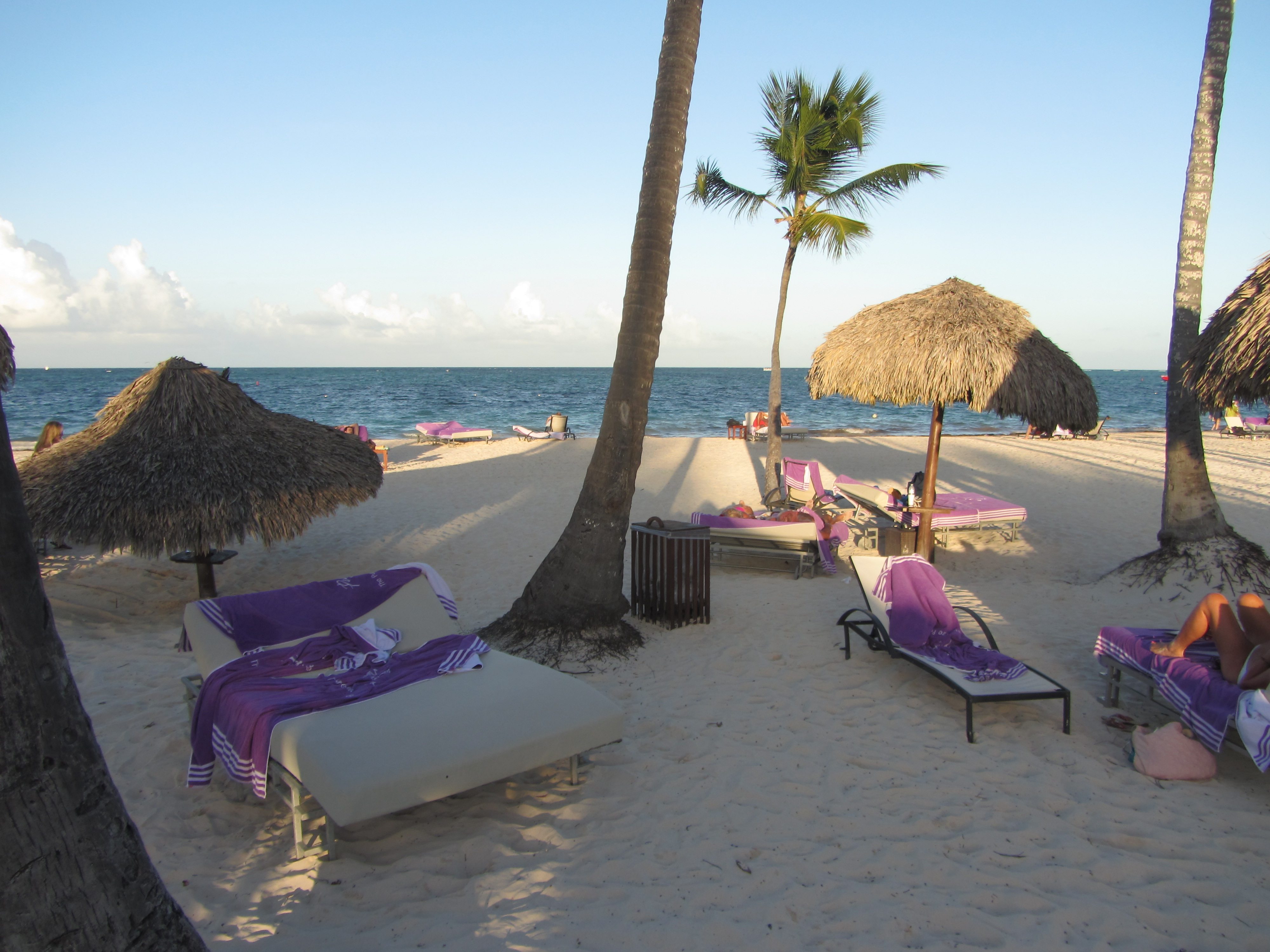 In der Karibik sind sie häufig eine Plage: Moskitos. Einige übertragen gefährliche Krankheiten. Deshalb müssen Reisende vorsorgen. Hier ein Strand eines 5-Sterne-Hotels in Punta Cana, Dominikanischen Republik.
