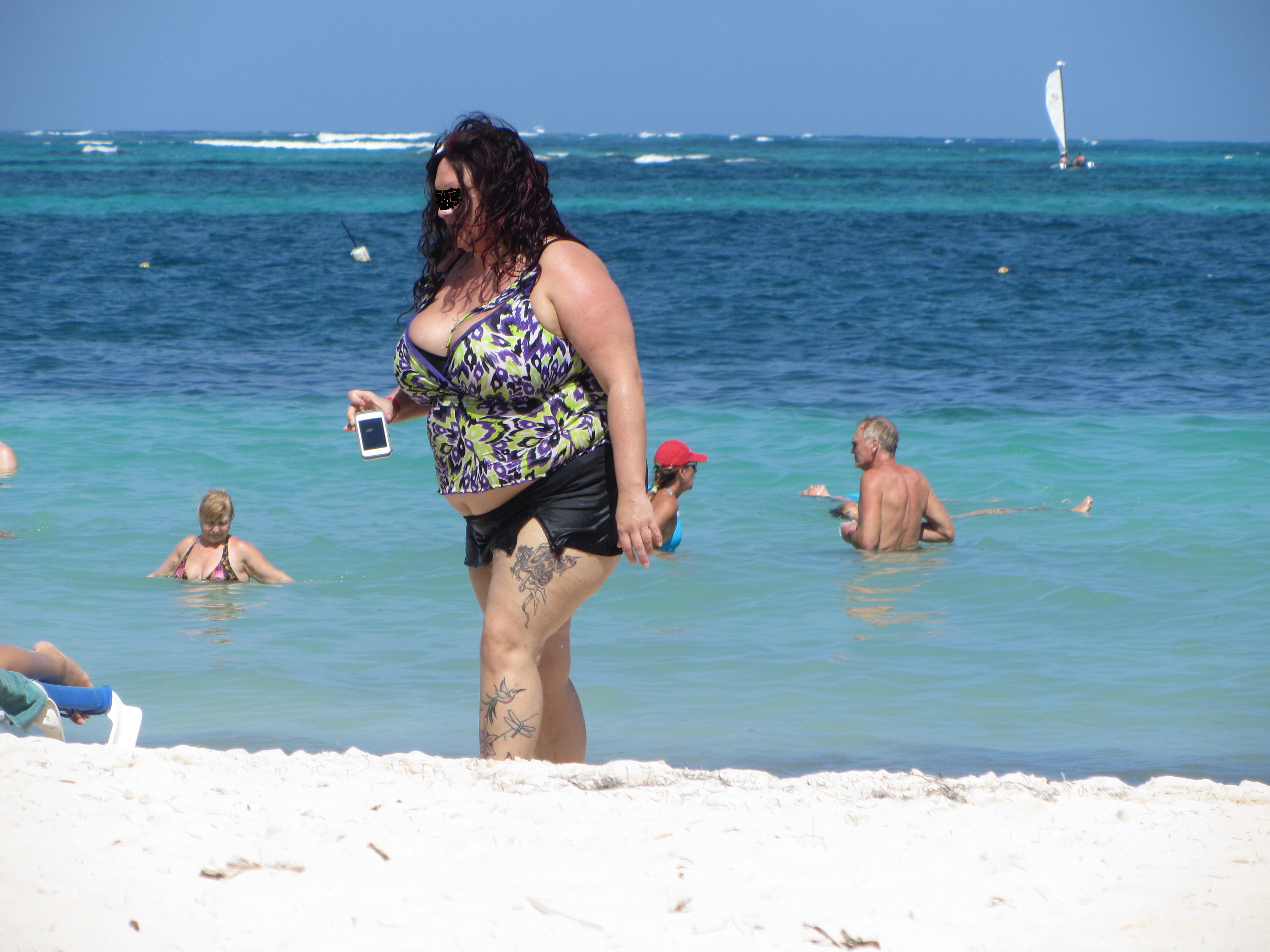 Für manche heißt es immer: Nicht ohne mein Handy, nicht ohne meine Social Media Plattformen. Diese Dame wollte noch nicht einmal beim Meerbaden von ihrem Handy lassen. Wir trafen sie in der Karibik.