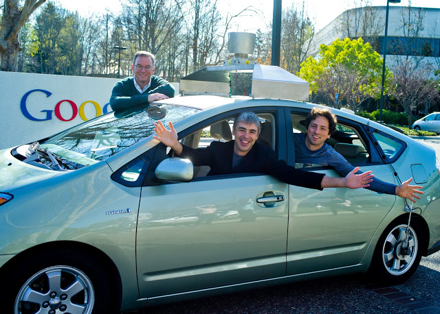 Google-Aufsichtsratchef Eric (hinten) mit den beiden Gründern Larry und Sergey in einem selbstfahrenden Auto am 20. Januar 2011.