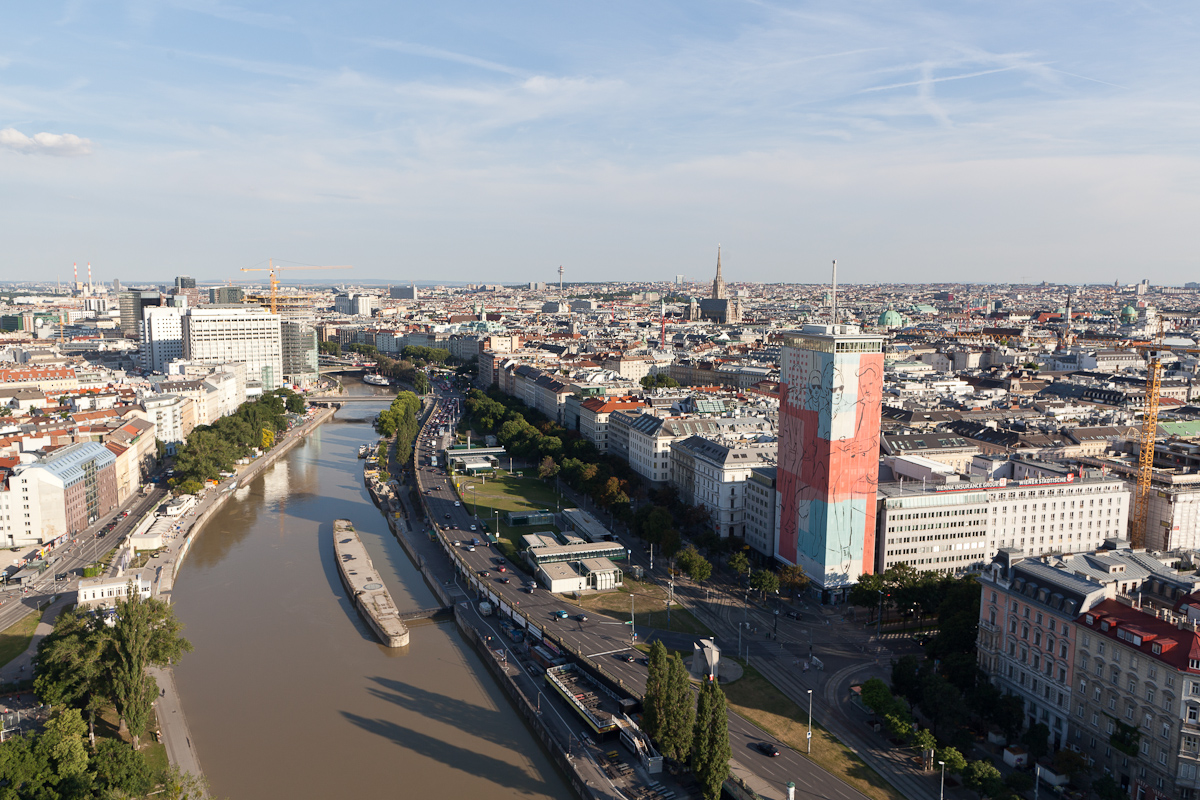 Der bemalte VIG-Turm in Wien (rechte Seite).