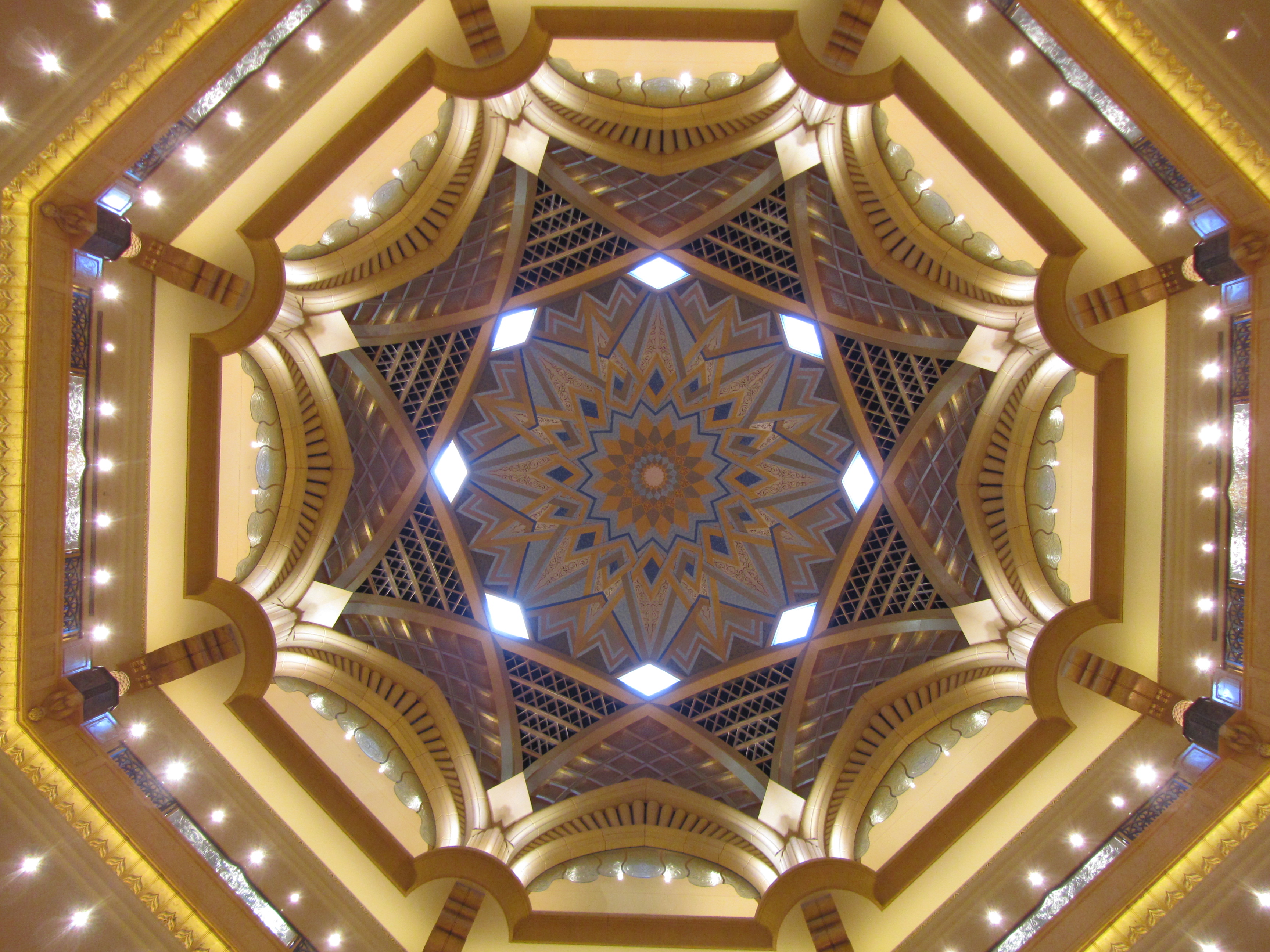 Moderner Reichtum - hier die Decke des Emirates Palace Hotel in Abu Dhabi.