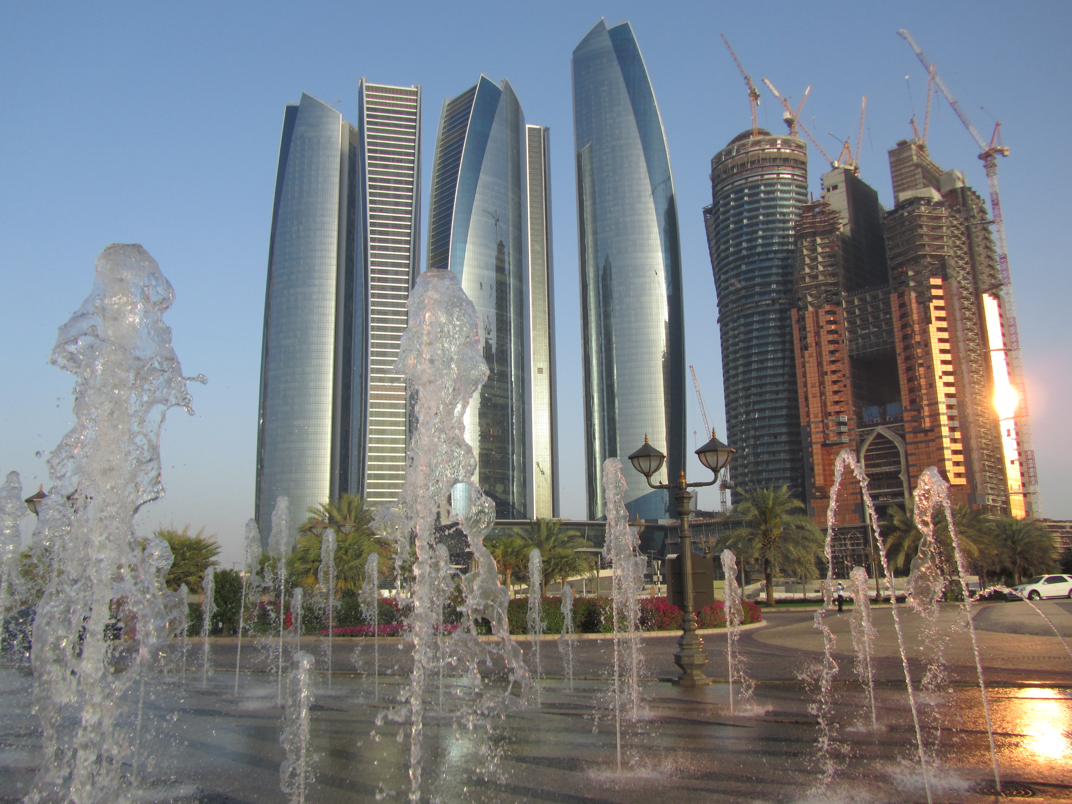 Lufthansa muss mit der neuen Eco Premium Class hunderte Millionen Euro mehr umsetzen, um nicht vor den Wüstenstaaten-Airlines - wie Etihad aus Abu Dhabi, hier die Etihad-Towers - in die Knie zu gehen. Derweil bürdeten CDU, CSU und FDP der deutschen Luftfahrt-Industrie auch noch eine Milliarde Euro mehr auf - mit einer neuen Luftverkehrssteuer.
