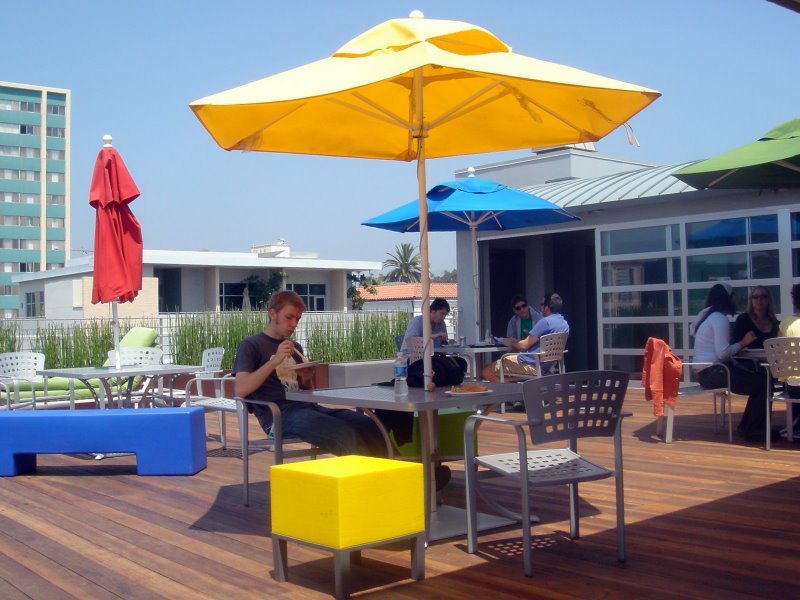 Google-Location in Santa Monica: Der Milliarden-Konzern macht gerne auf kindlich-spielerisch. Doch das ist Google schon lange nicht mehr.