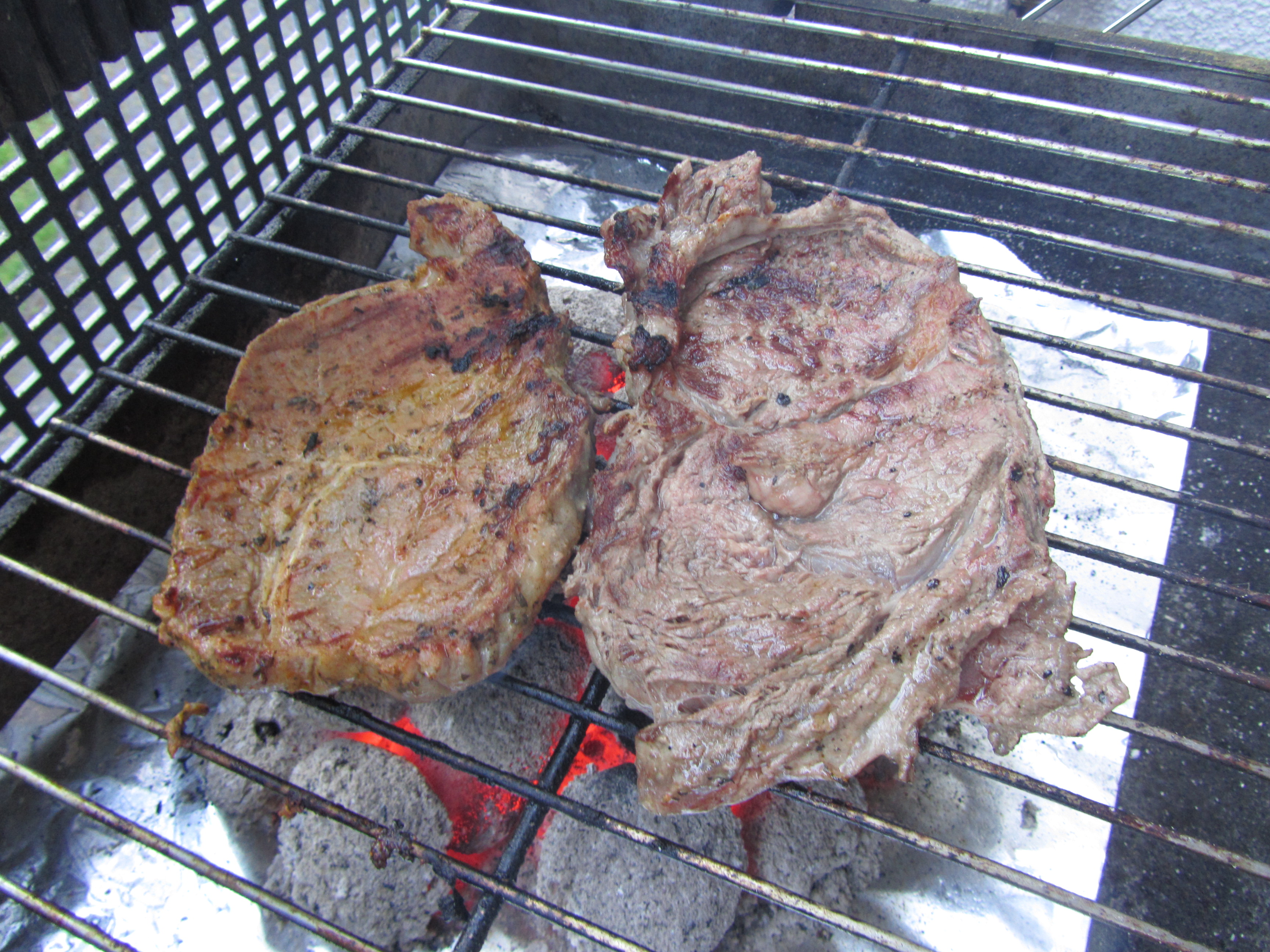 Die ersten Sonnenstrahlen machen Hunger auf gutes Grillfleisch. Doch bei Rind werden die Deutschen kräftig abgezockt. Die Amerikaner bezahlen 6 Mal weniger für das Pfund.
