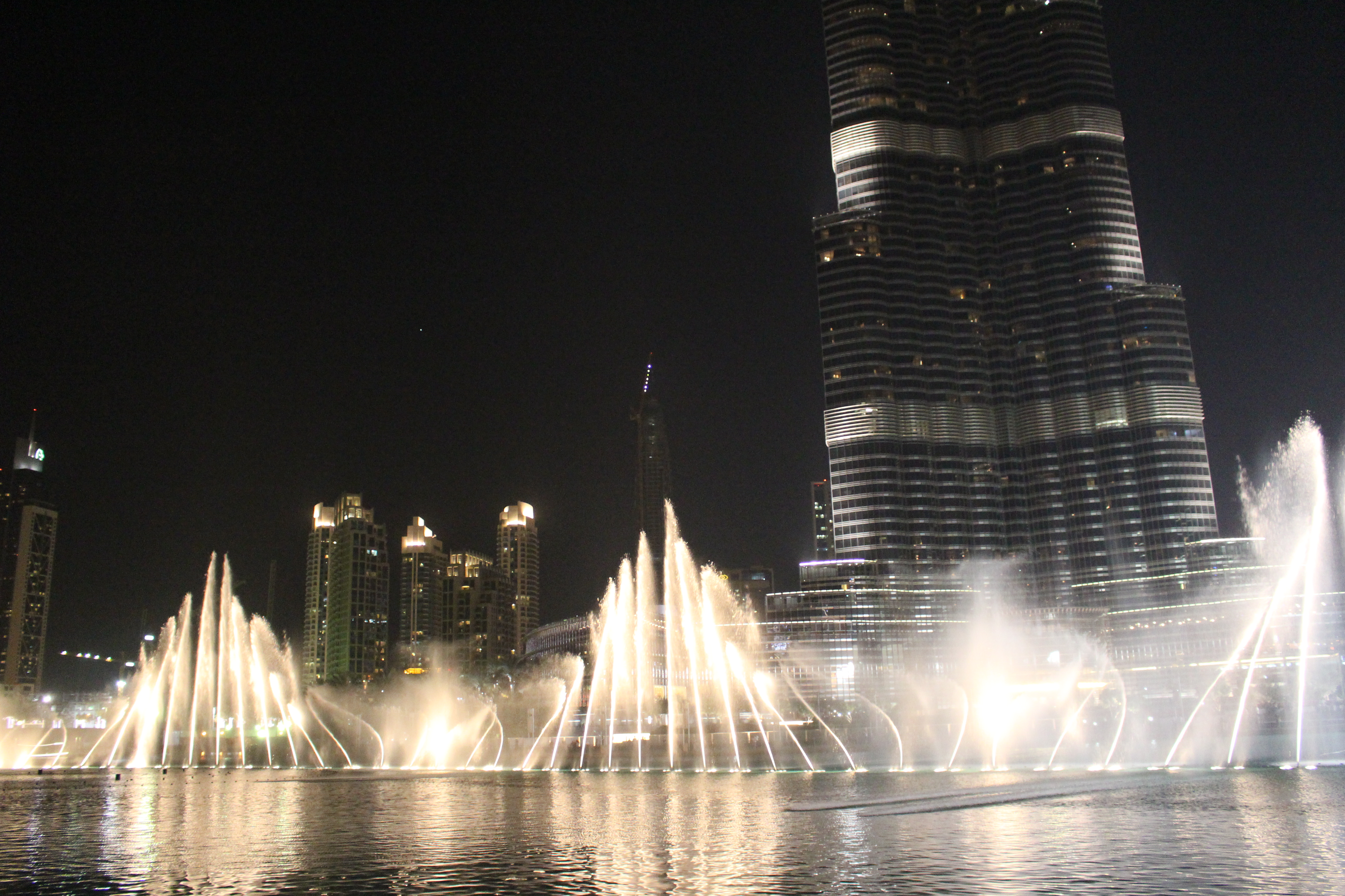 Von 18 bis 23 Uhr: Das abendliche Wasserfeuerwerk vor dem fast 900 Meter hohen Turm, dem Burj Khalifa in Dubai. Es ist kraftstrotzendes Sinnbild für eine Region, die weiter nach vorne möchte.