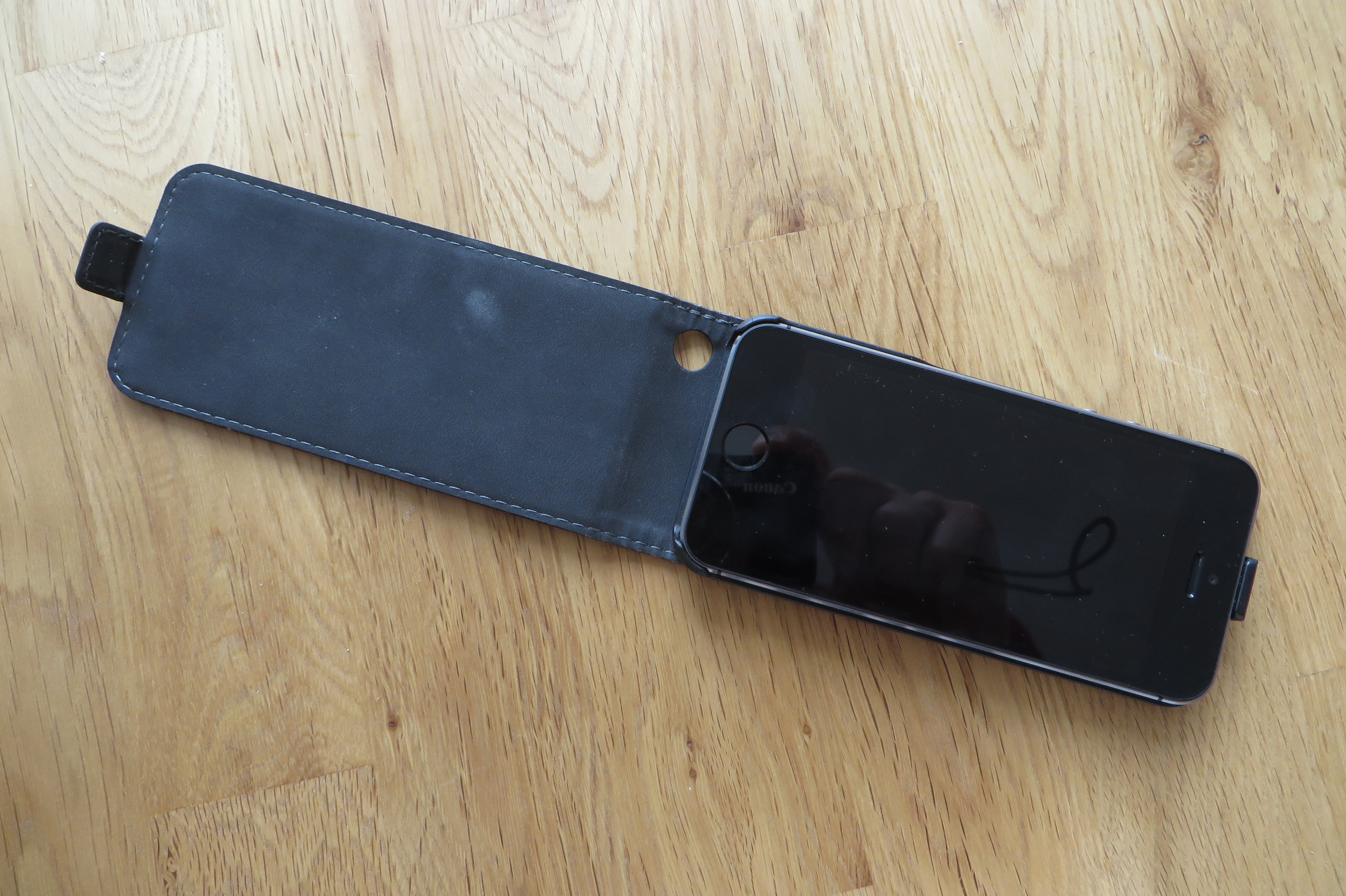 Derzeit das modernste Apple: Das iPhone 5s. Wir empfehlen: Schutzhülle kaufen, um das empfindliche Display zu schützen. Hier eine Lösung für cica 24 Euro. Gefunden in einem Handyshop in Leipzig.
