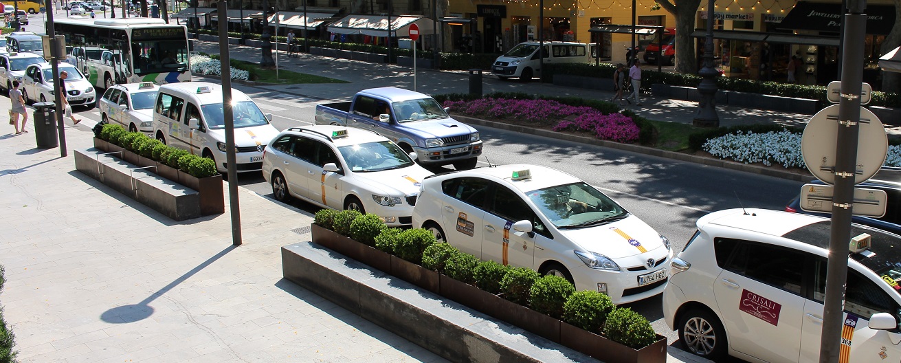 In Europa möchten sich viele Taxifahrer von den Amis mit Uber nicht einfach die Butter vom hart verdienten Brot nehmen lassen. Hier eine Taxi-Kolonne in Palma de Mallorca.