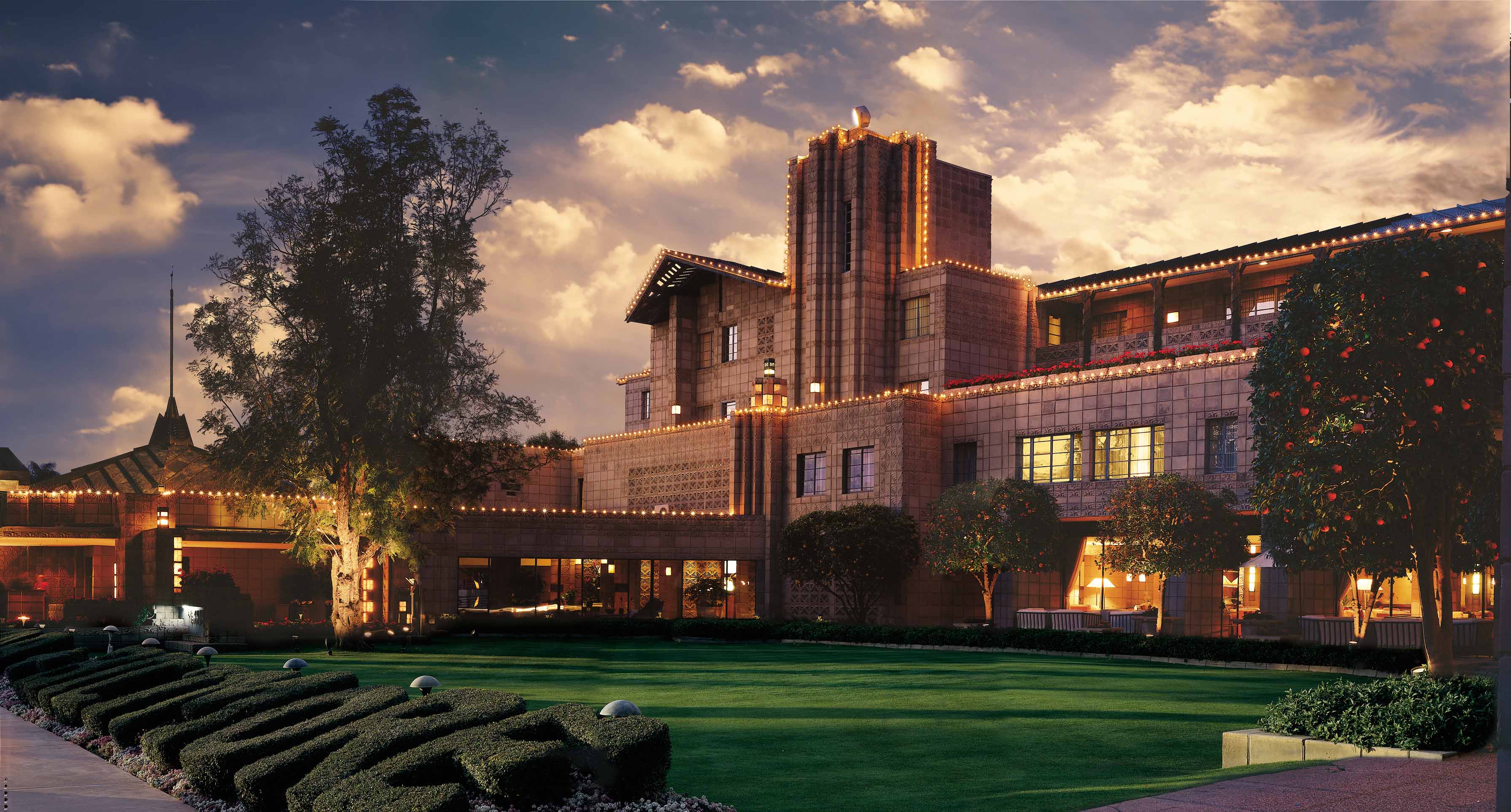 Zur Waldorf-Astoria Kette gehört auch das Arizona Biltmore Front Panorama at Dusk Hotel. Es ist auch nach dem Verkauf des New Yorker Waldorf-Astoria im Eigentum von Hilton Worldwide.