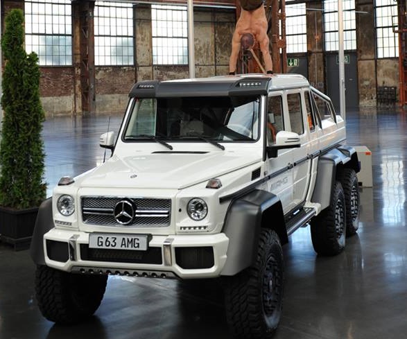 Der beeindruckende Mercedes-Benz G 63 AMG 6x6 wird ausschliesslich von Hand gefertigt. Der Preis schlägt selbst Rolls Royce: Circa 450.000 Euro.