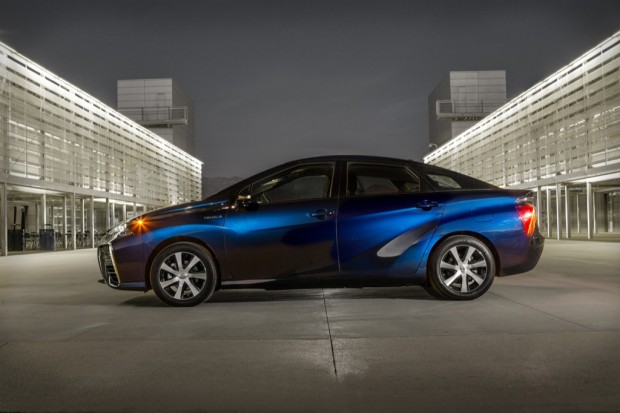 Das erste Brennstoffzellen-Fahrzeug von Toyota kommt im Dezember in den Handel.