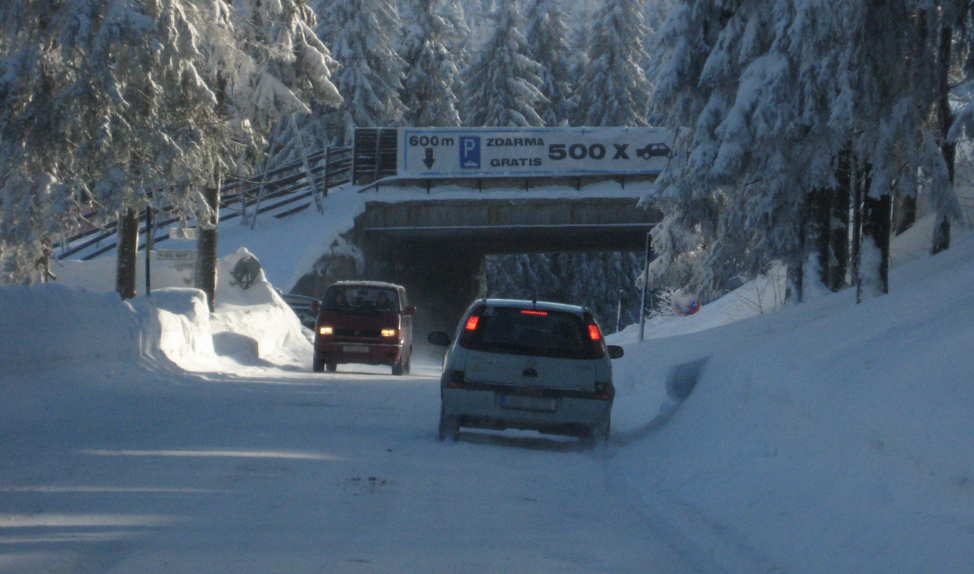 Mache Autofarher sind unbelehrbar und fahren selbst bei Hochschnee mit Sommerreifen.