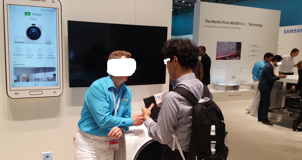 Stolz präsentierten Samsung-Mitarbeiter auf dem IFA-Stand die neuen Samsung-Waschmaschinen.