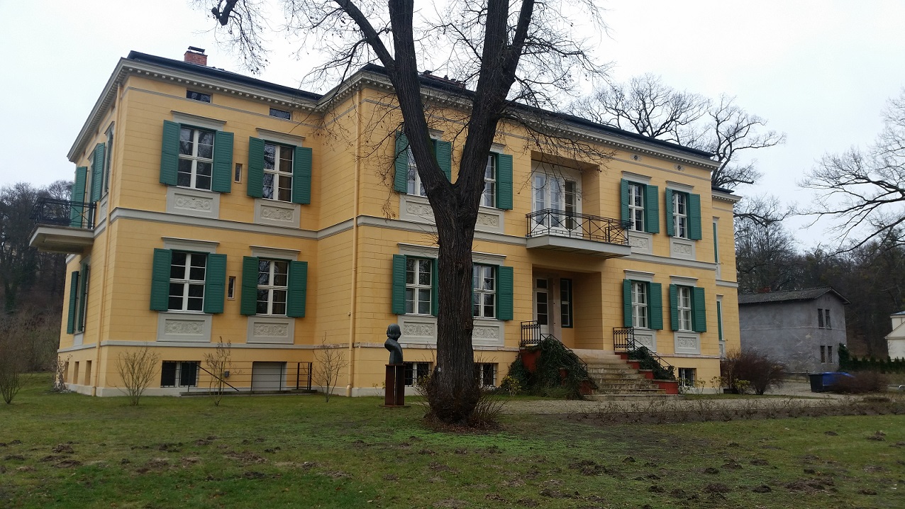 Sparen lohnt sich nach wie vor nur für die Reichen, die ihr Geld nicht in Versicherungen oder auf Sparbüchern parken müssen. Hier die alte Villa Quandt in Potsdam