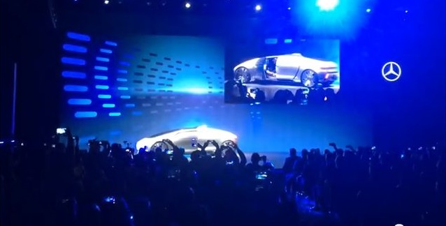 Der CEO der Daimler AG, Dr. Dieter Zetsche, stellte auf der Consumer Electronics Show in Las Vegas das Roboterauto F015 vor.